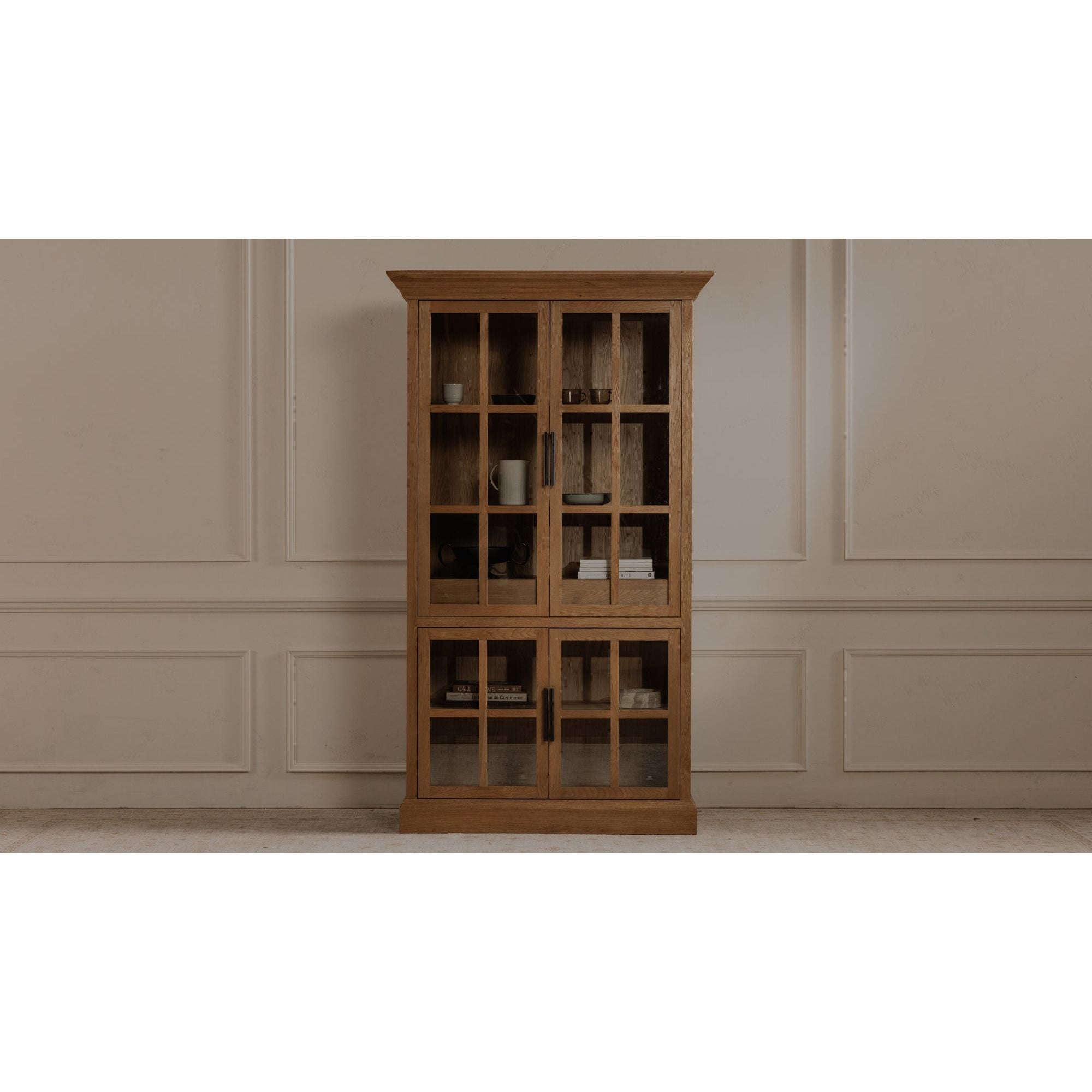 Meuble haut en bois massif naturel avec silhouette épurée pour salon ou couloir