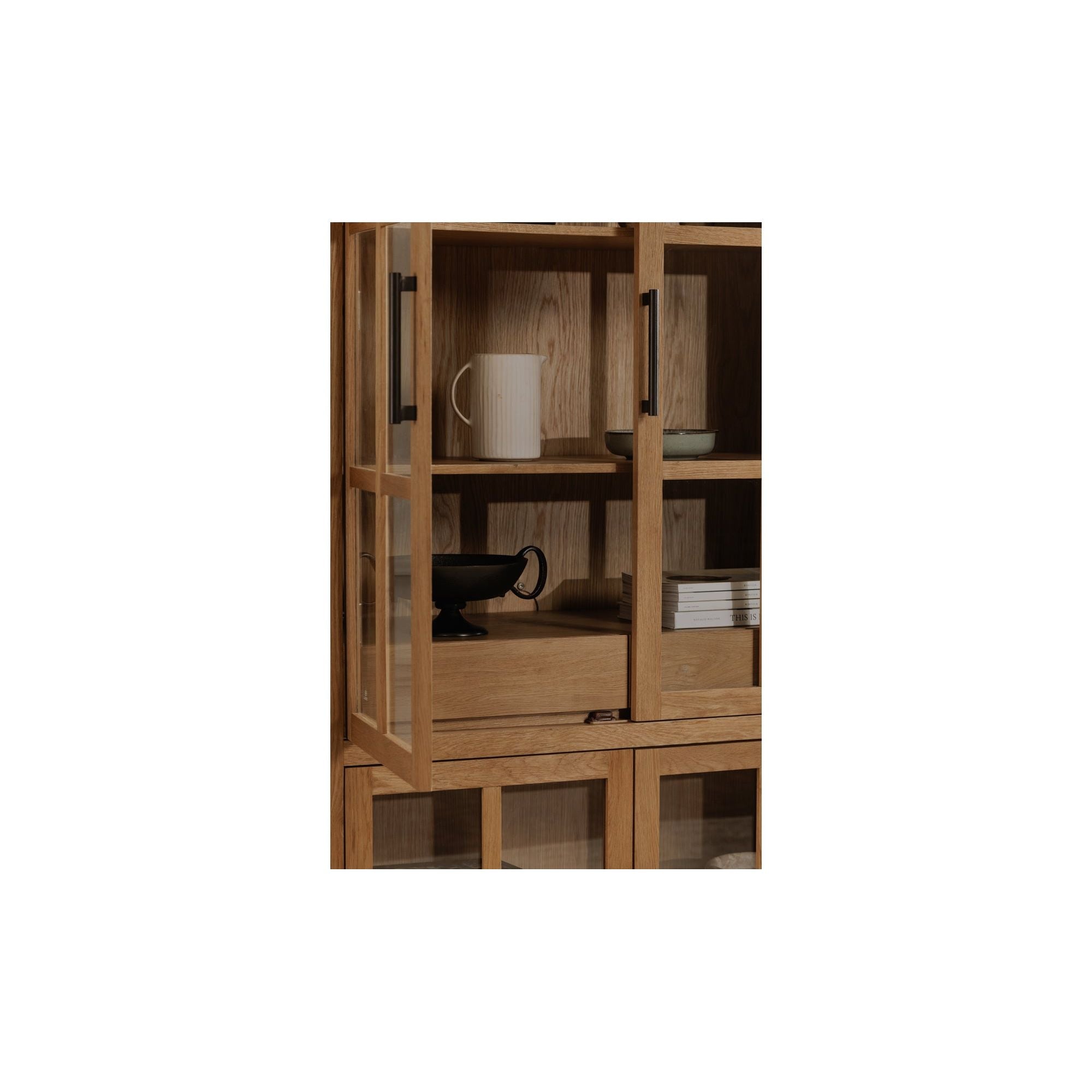 Meuble haut en bois massif naturel avec silhouette épurée pour salon ou couloir