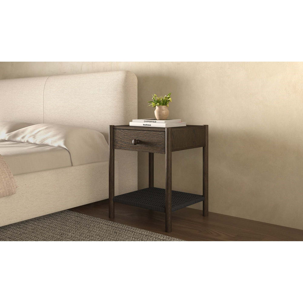 Table de chevet discrète en corde de papier tressée et chêne massif avec tiroir à fermeture amortie et étagère ouverte pour chambre à coucher