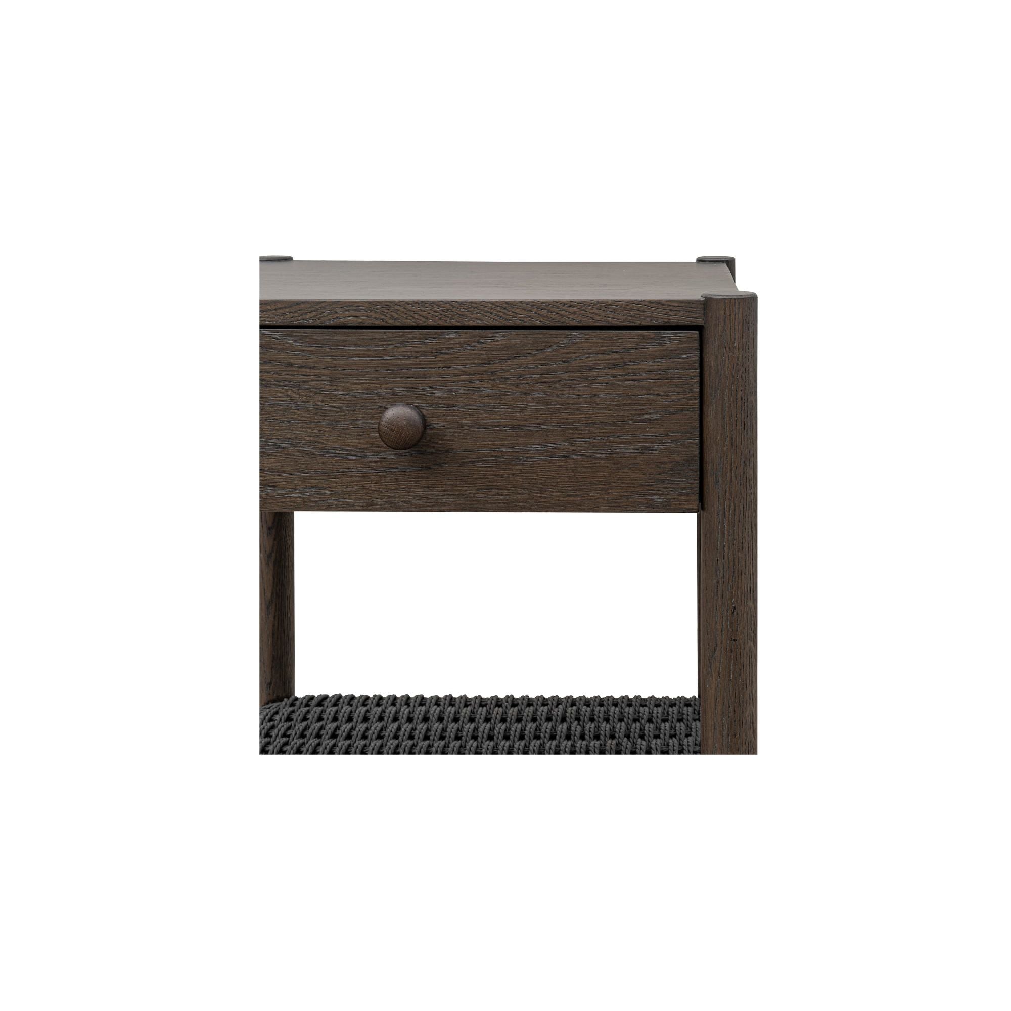 Table de chevet discrète en corde de papier tressée et chêne massif avec tiroir à fermeture amortie et étagère ouverte pour chambre à coucher