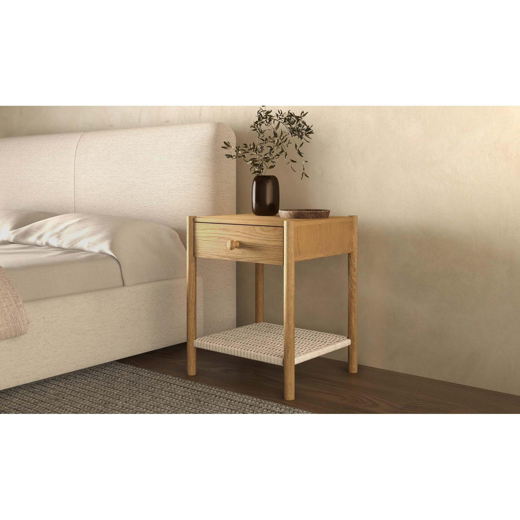 Table de chevet discrète en corde de papier tressée et chêne massif avec tiroir à fermeture amortie et étagère ouverte pour chambre à coucher