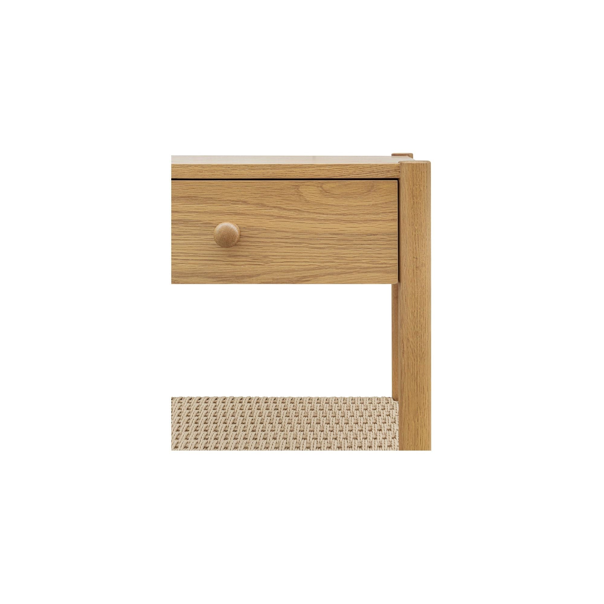 Table de chevet discrète en corde de papier tressée et chêne massif avec tiroir à fermeture amortie et étagère ouverte pour chambre à coucher