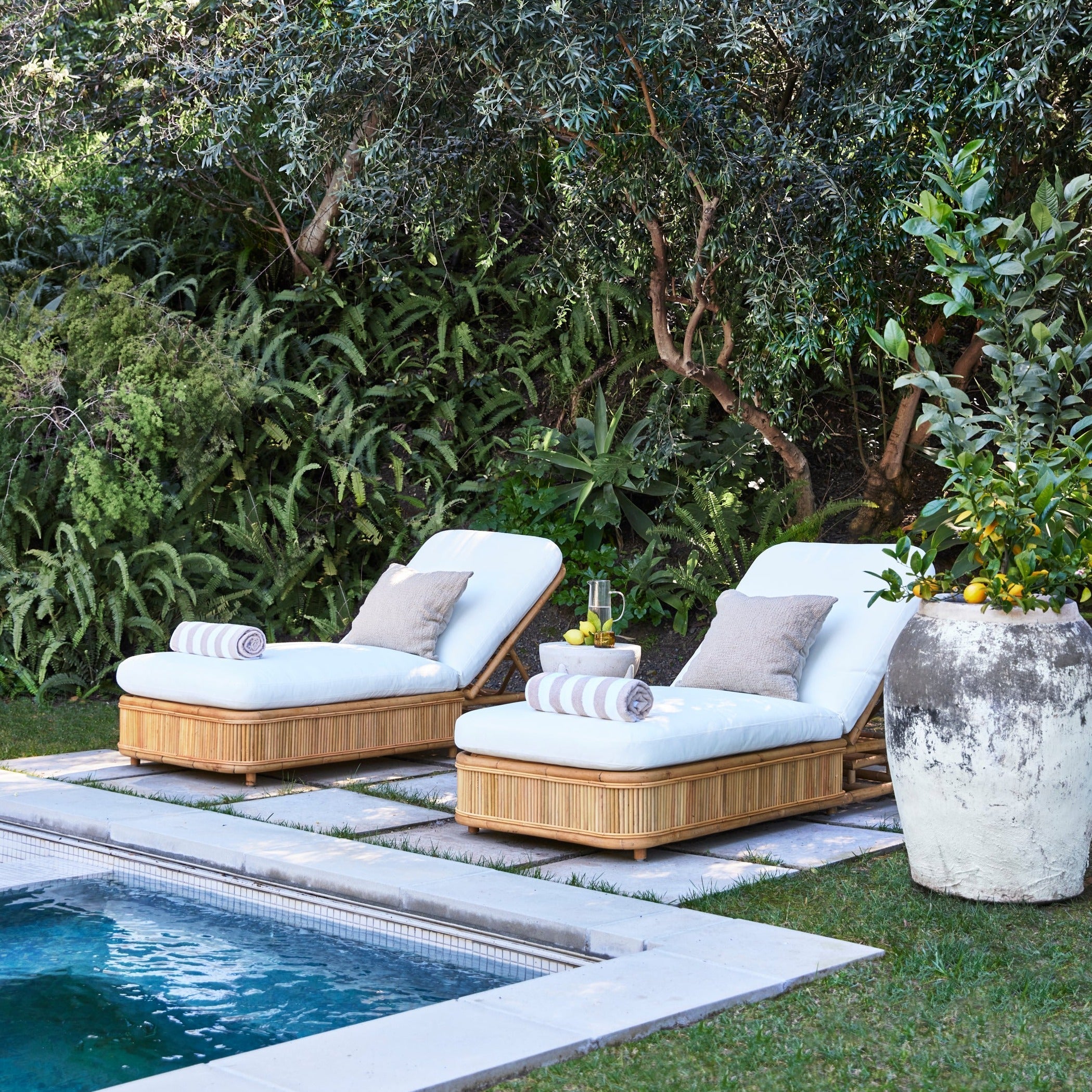 Bain de soleil d'extérieur élevé en rotin régénérateur et biosourcé, avec coussin certifié OEKO-100, pour jardin ou piscine