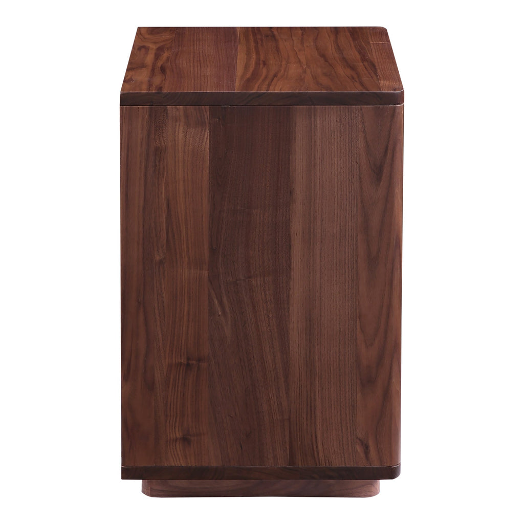 Table de chevet minimaliste en chêne massif avec poignée découpée et zone d'affichage ouverte pour chambre à coucher