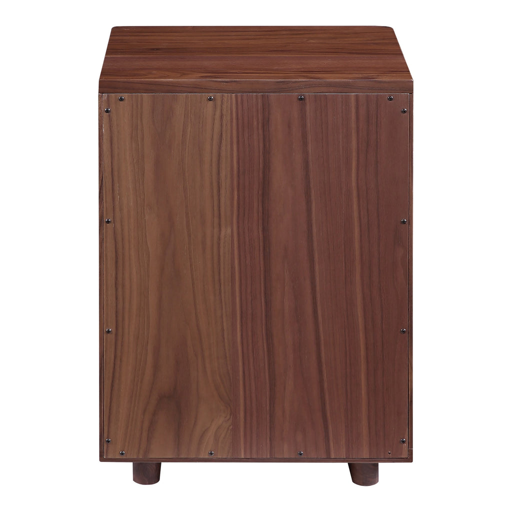 Table de chevet minimaliste en chêne massif avec poignée découpée et zone d'affichage ouverte pour chambre à coucher