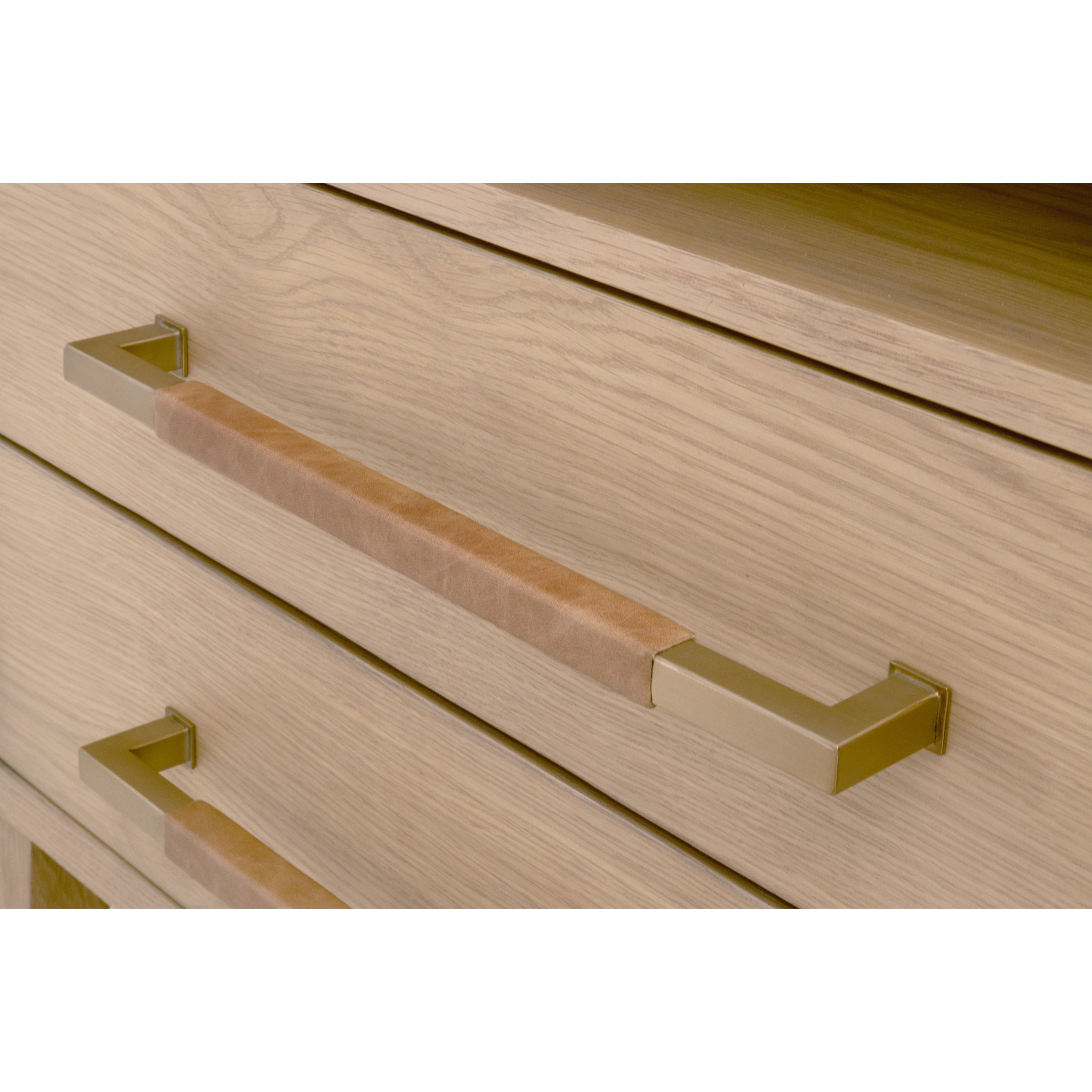 Table de chevet transitionnelle en chêne massif et cuir avec ports USB, prise de courant et deux tiroirs pour chambre à coucher