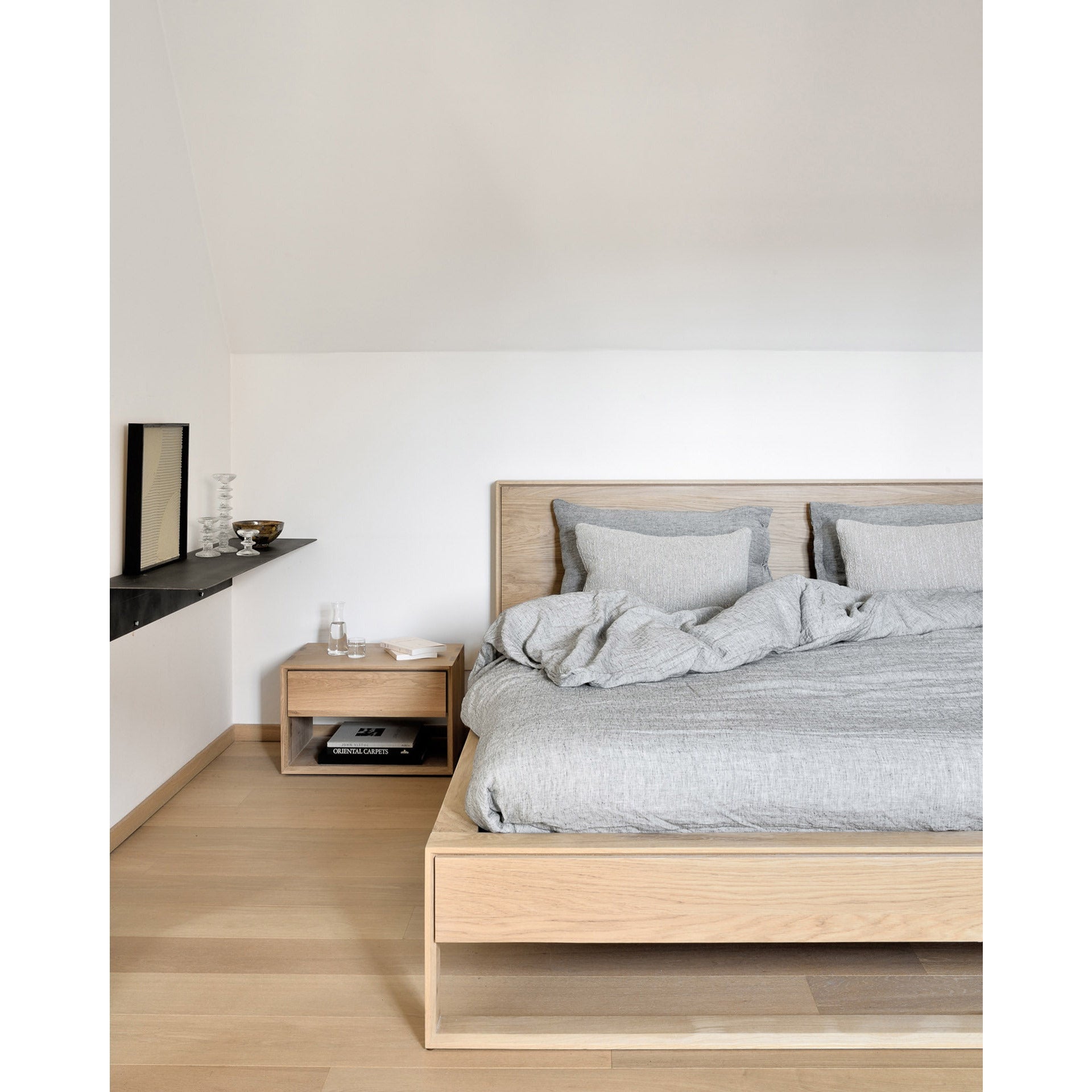 Table de chevet murale flottante scandinave en bois massif pour chambre à coucher