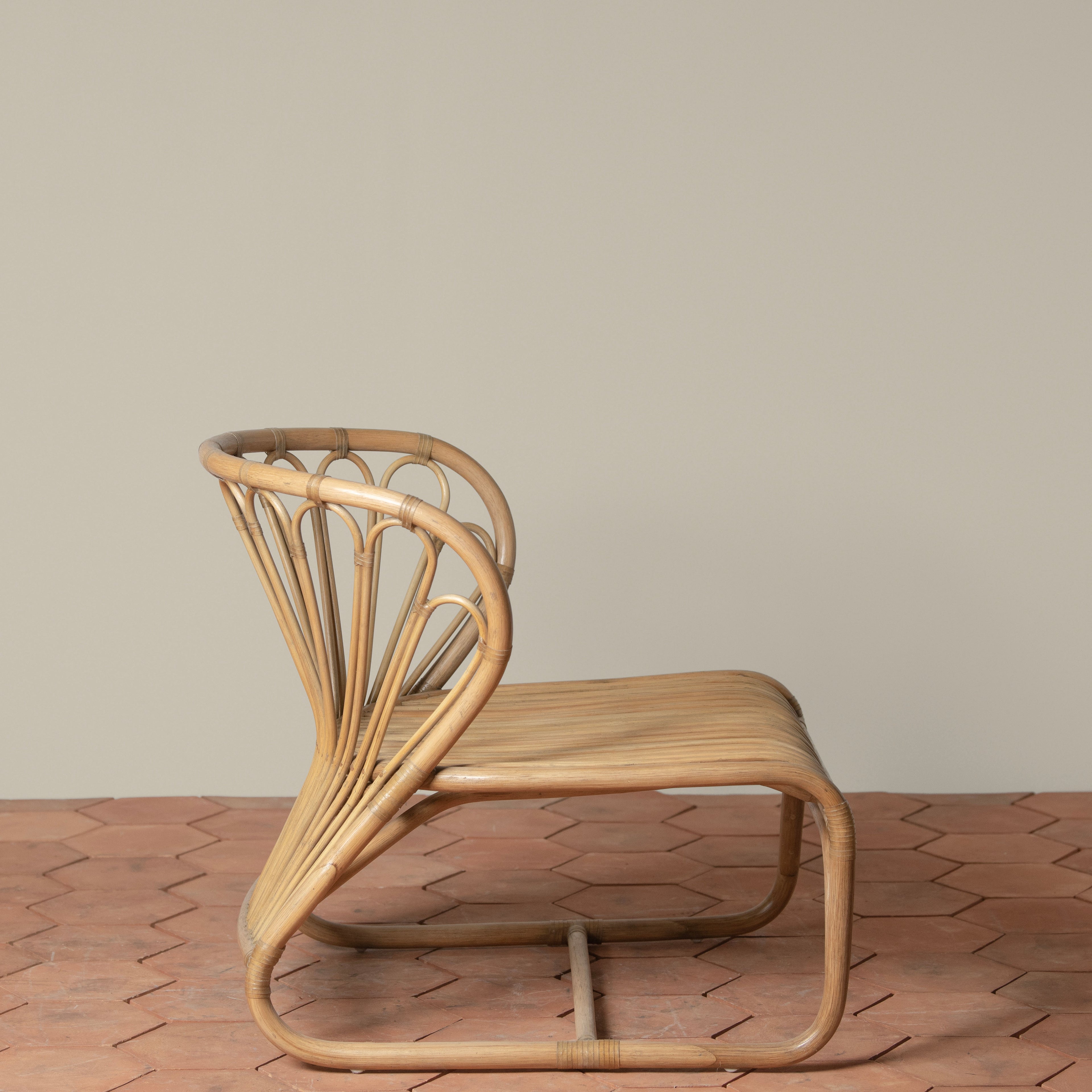 Fauteuil de jardin bas fait main en rotin indonésien et lin belge avec des accents en cuir brut pour terrasse ou jardin