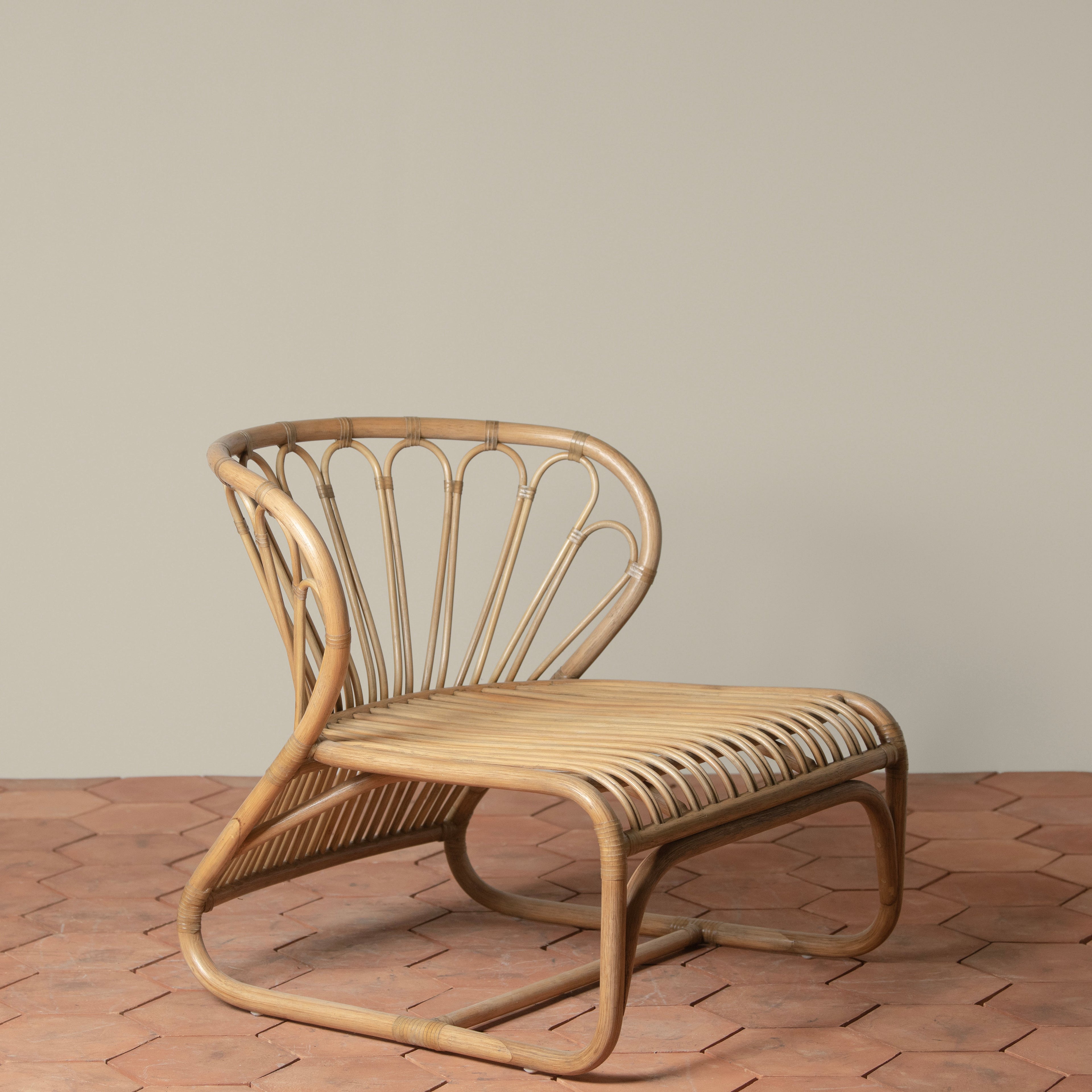 Fauteuil de jardin bas fait main en rotin indonésien et lin belge avec des accents en cuir brut pour terrasse ou jardin