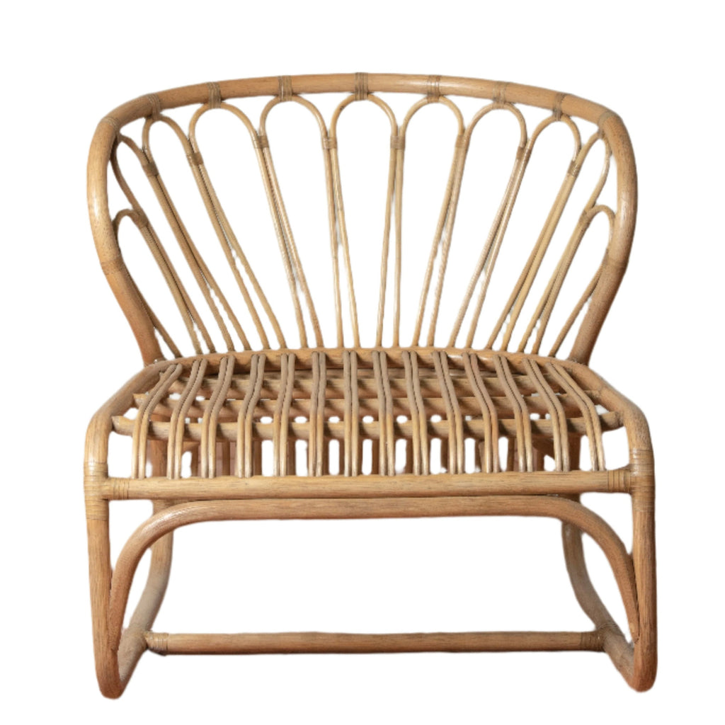 Fauteuil de jardin bas fait main en rotin indonésien et lin belge avec des accents en cuir brut pour terrasse ou jardin