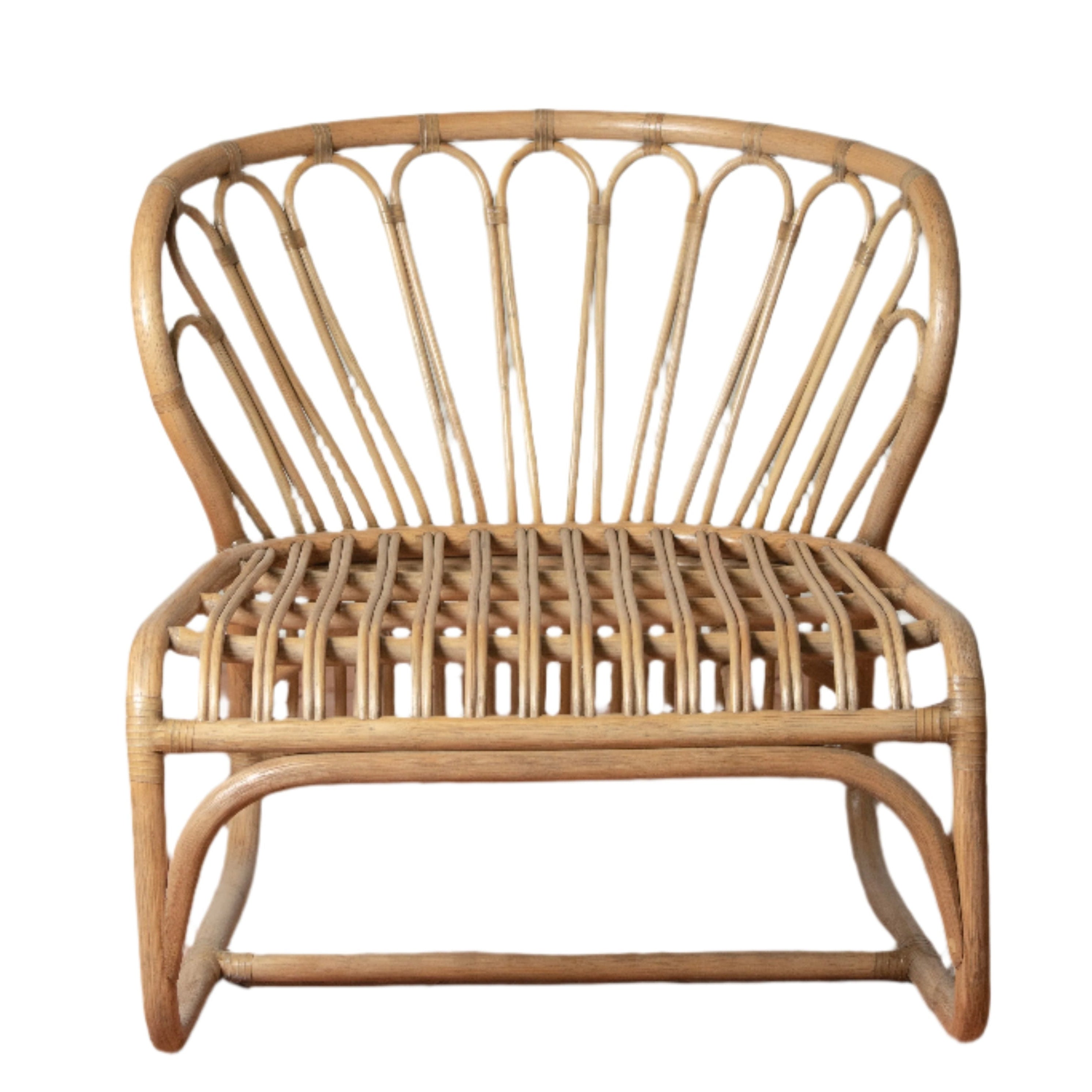 Fauteuil de jardin bas fait main en rotin indonésien et lin belge avec des accents en cuir brut pour terrasse ou jardin