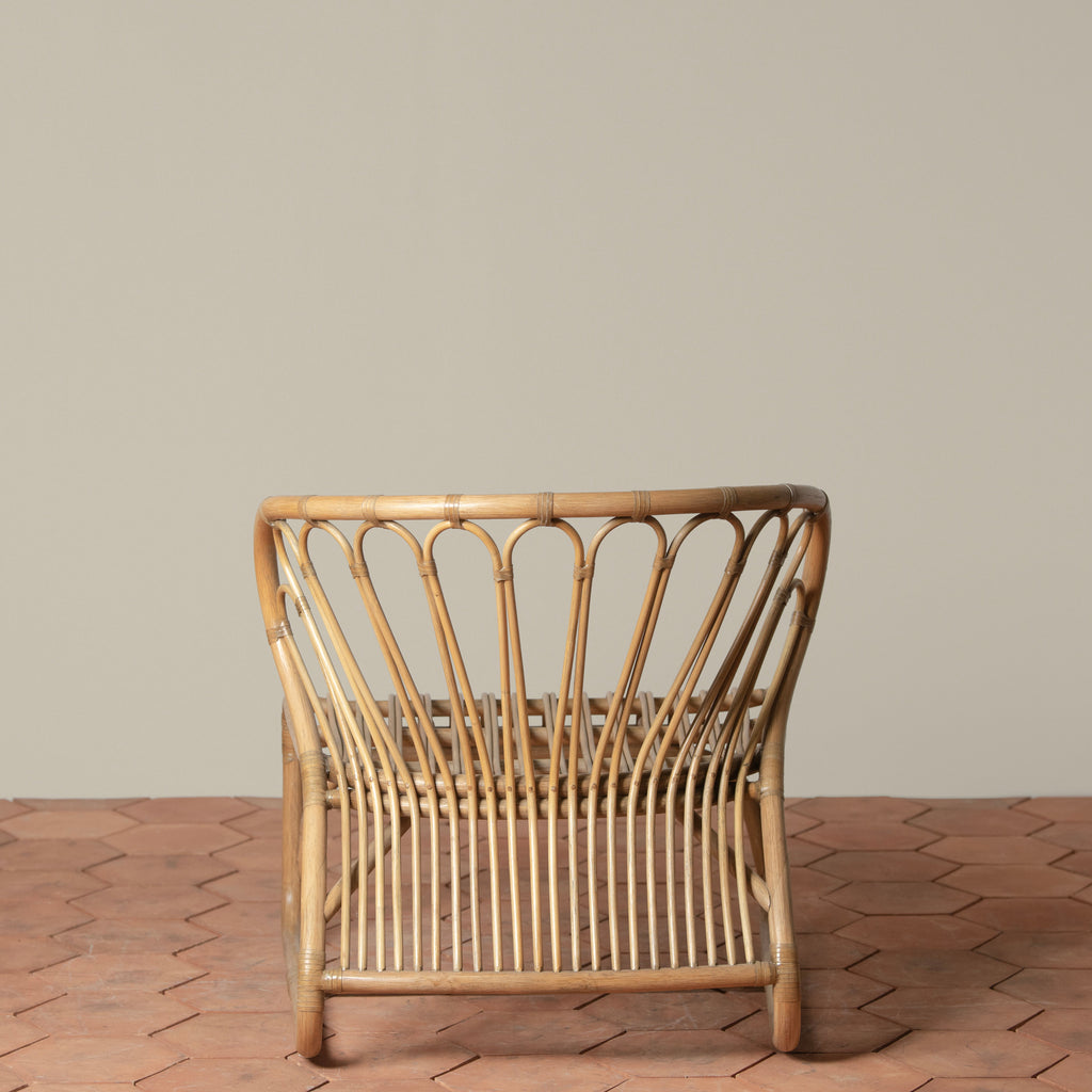 Fauteuil de jardin bas fait main en rotin indonésien et lin belge avec des accents en cuir brut pour terrasse ou jardin