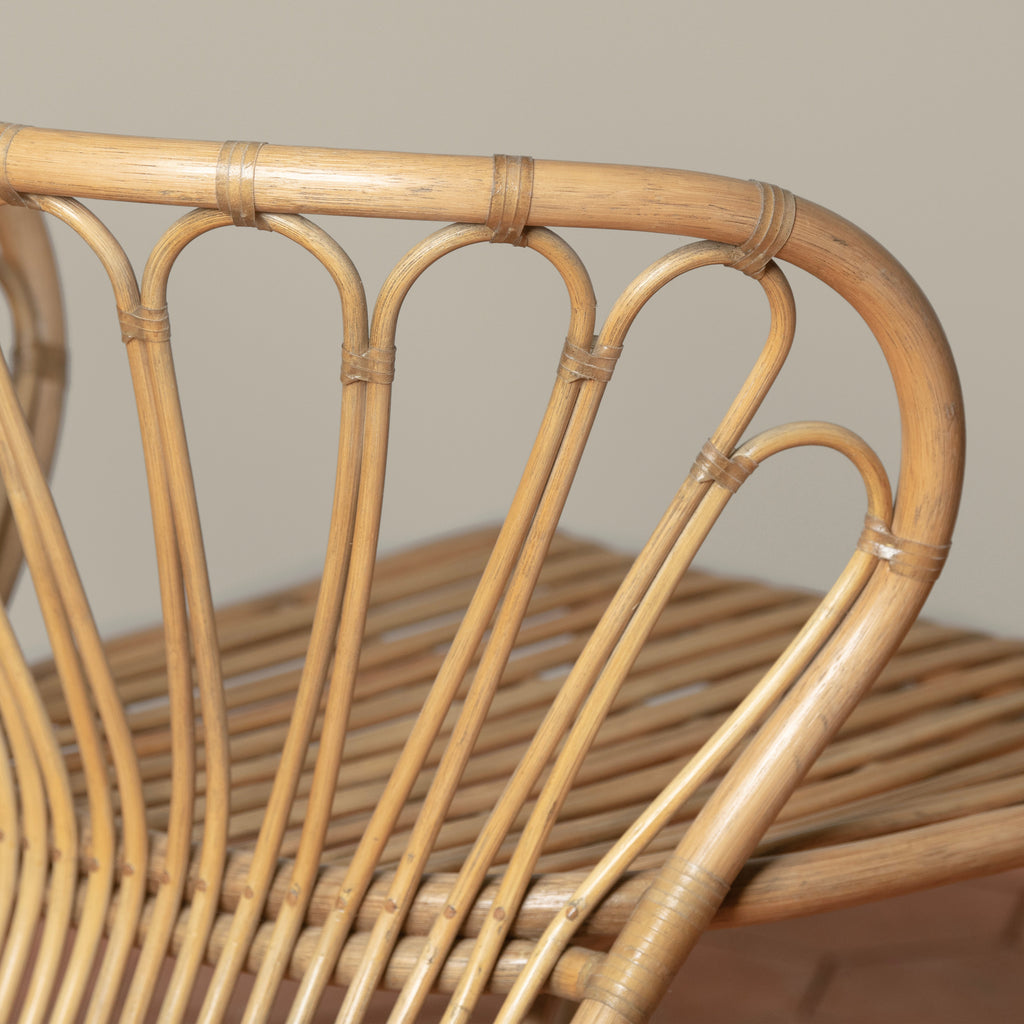 Fauteuil de jardin bas fait main en rotin indonésien et lin belge avec des accents en cuir brut pour terrasse ou jardin
