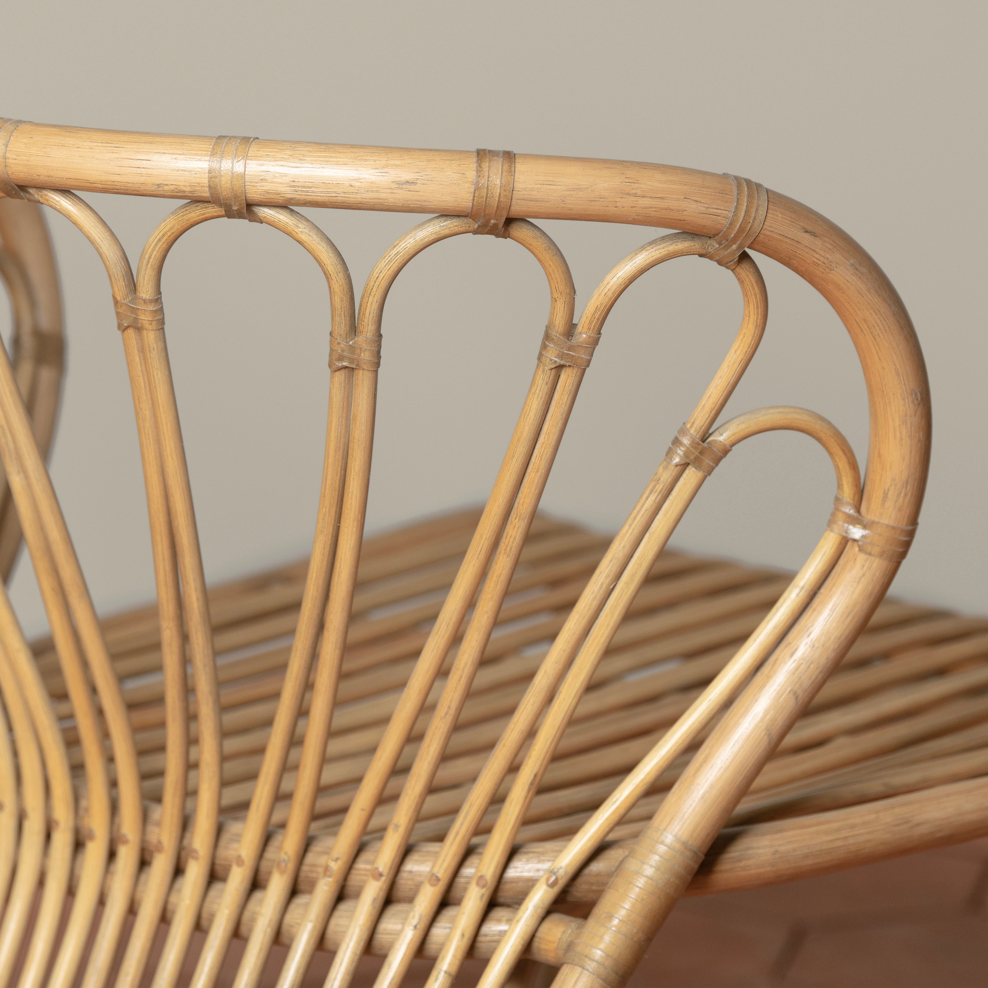 Fauteuil de jardin bas fait main en rotin indonésien et lin belge avec des accents en cuir brut pour terrasse ou jardin