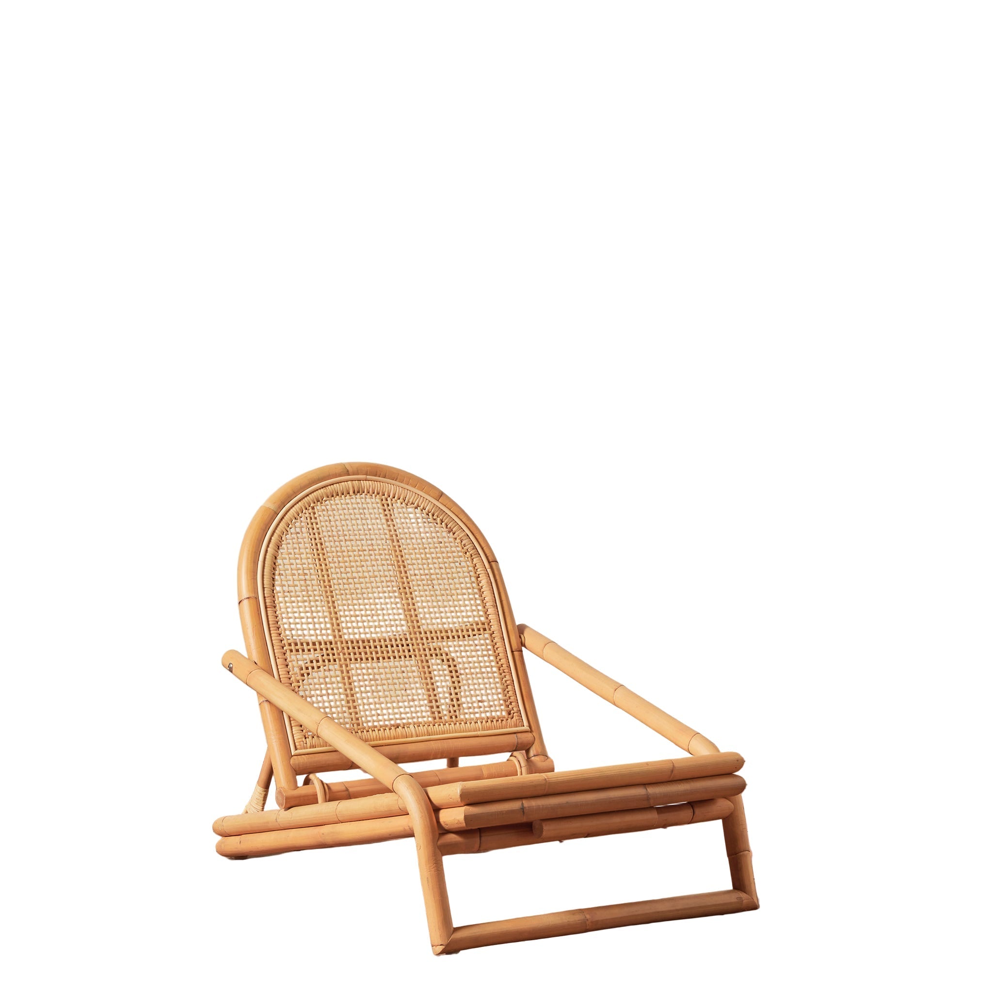 Chaise d'extérieur en rotin pliable récolté durablement, avec assise profonde et dossier arqué, pour patio ou jardin