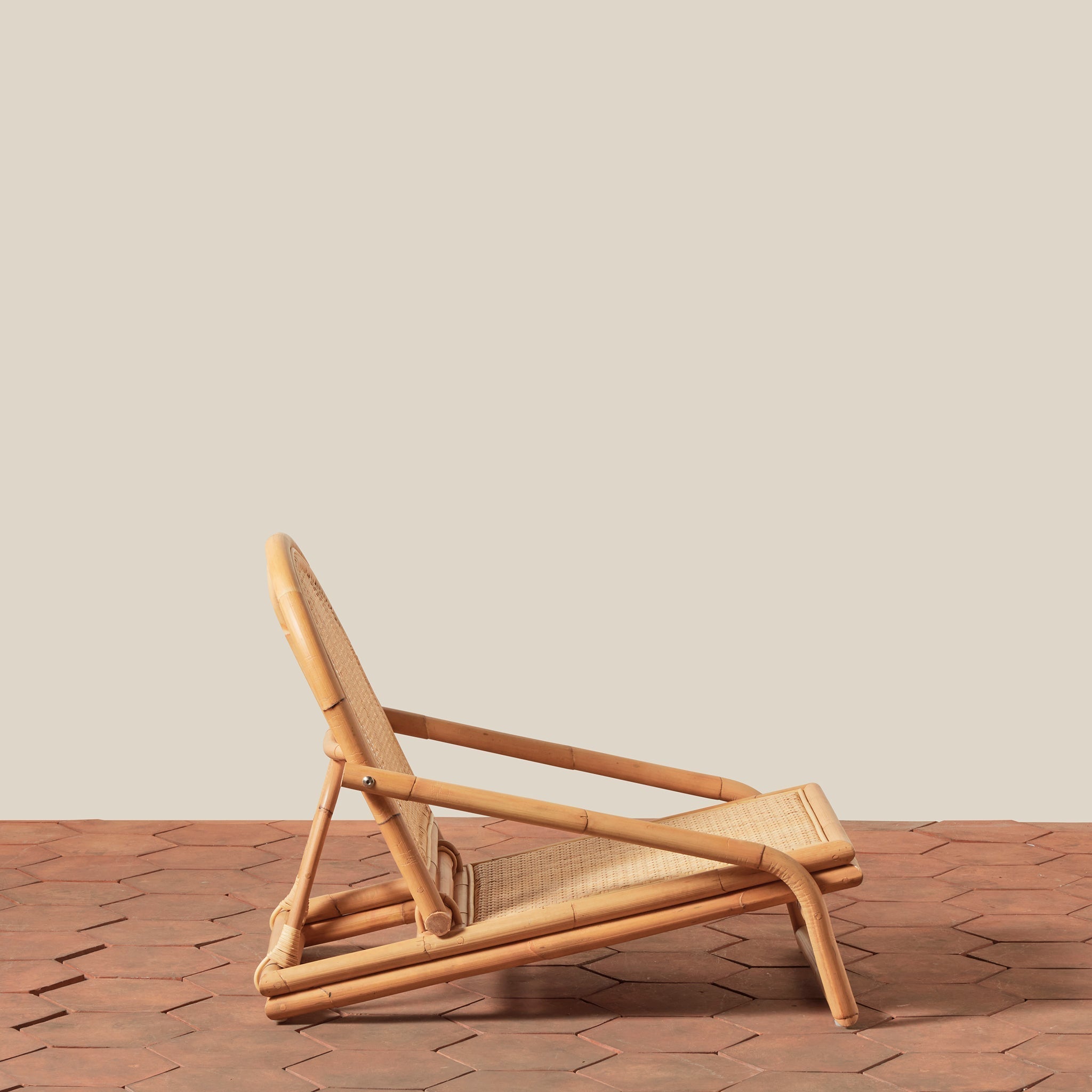 Chaise d'extérieur en rotin pliable récolté durablement, avec assise profonde et dossier arqué, pour patio ou jardin