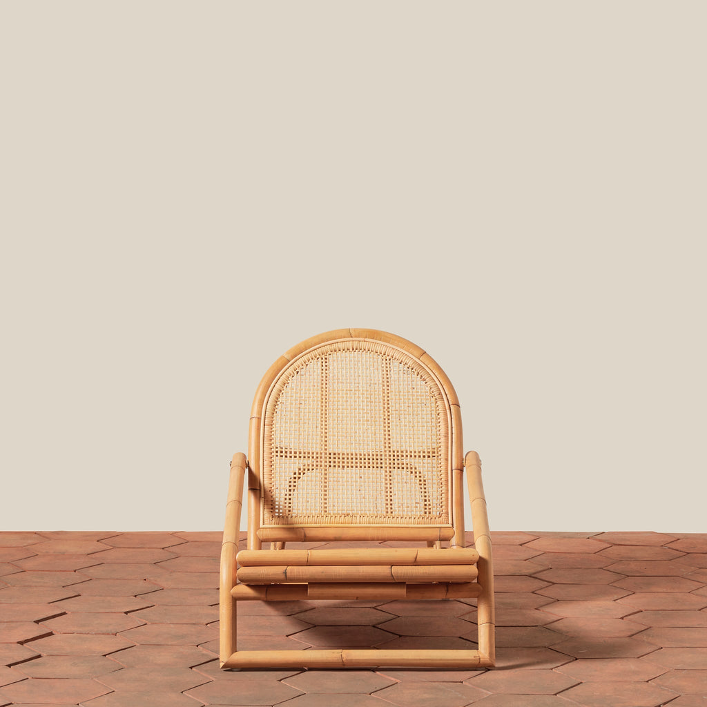 Chaise d'extérieur en rotin pliable récolté durablement, avec assise profonde et dossier arqué, pour patio ou jardin