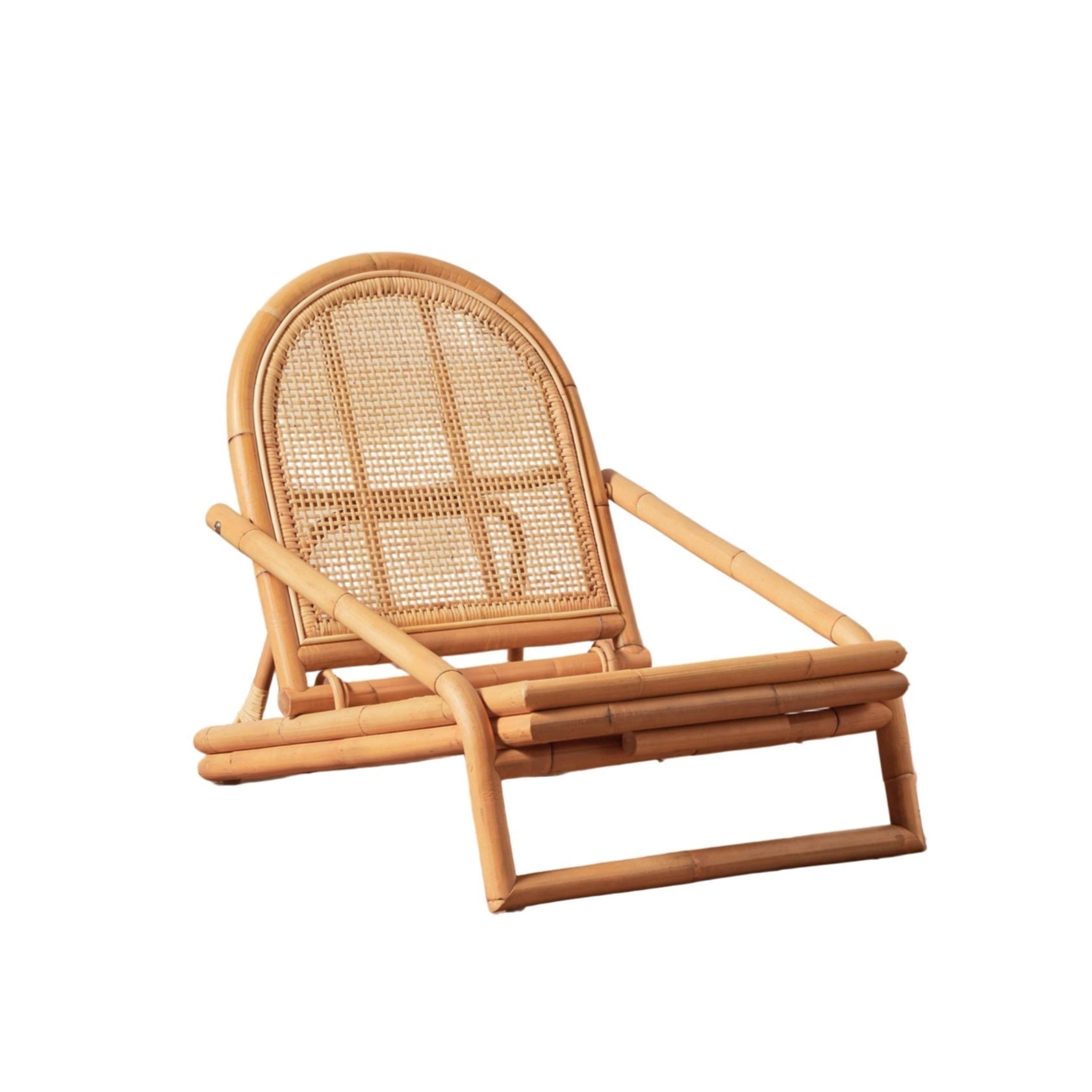 Chaise d'extérieur en rotin pliable récolté durablement, avec assise profonde et dossier arqué, pour patio ou jardin