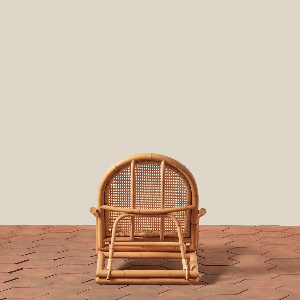 Chaise d'extérieur en rotin pliable récolté durablement, avec assise profonde et dossier arqué, pour patio ou jardin