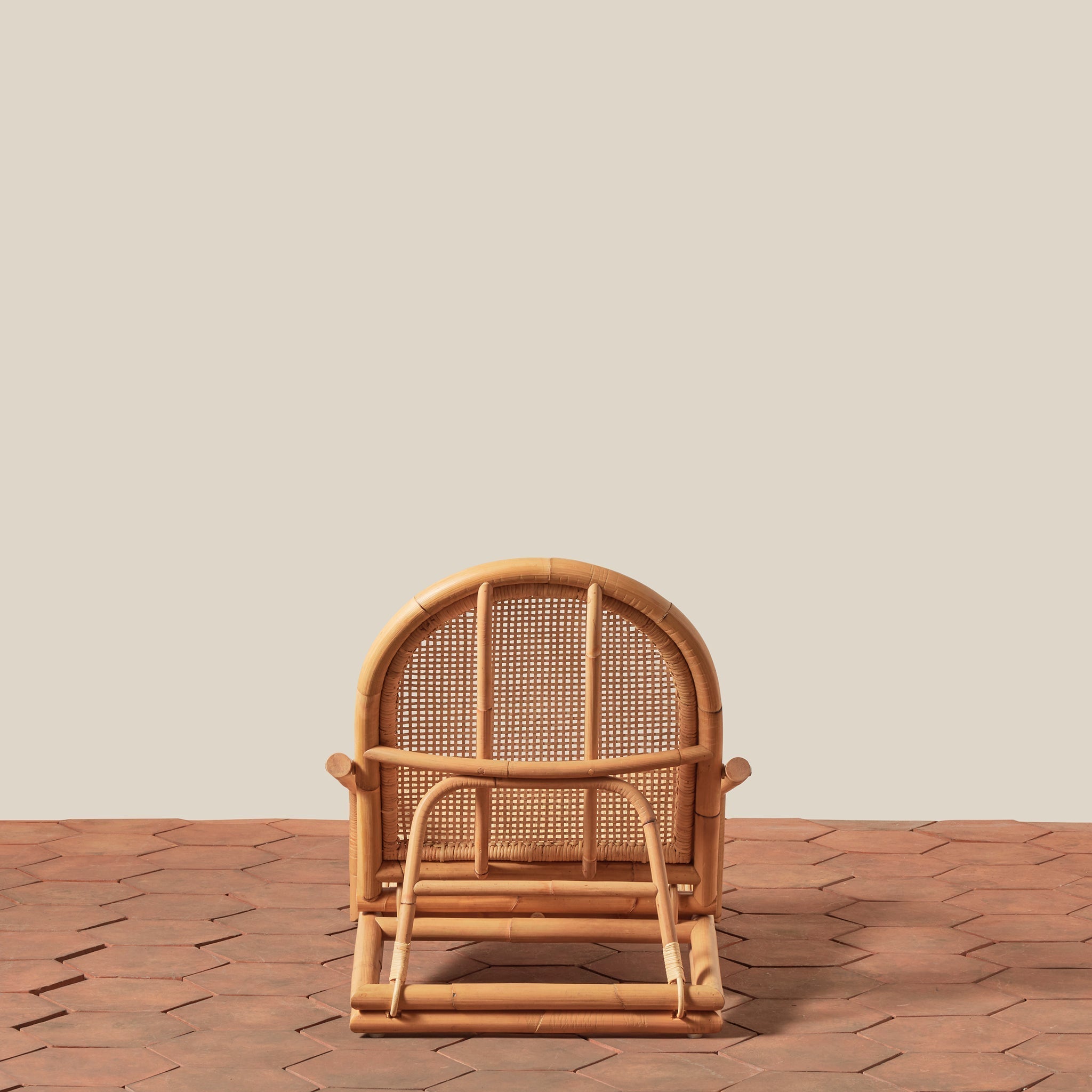 Chaise d'extérieur en rotin pliable récolté durablement, avec assise profonde et dossier arqué, pour patio ou jardin