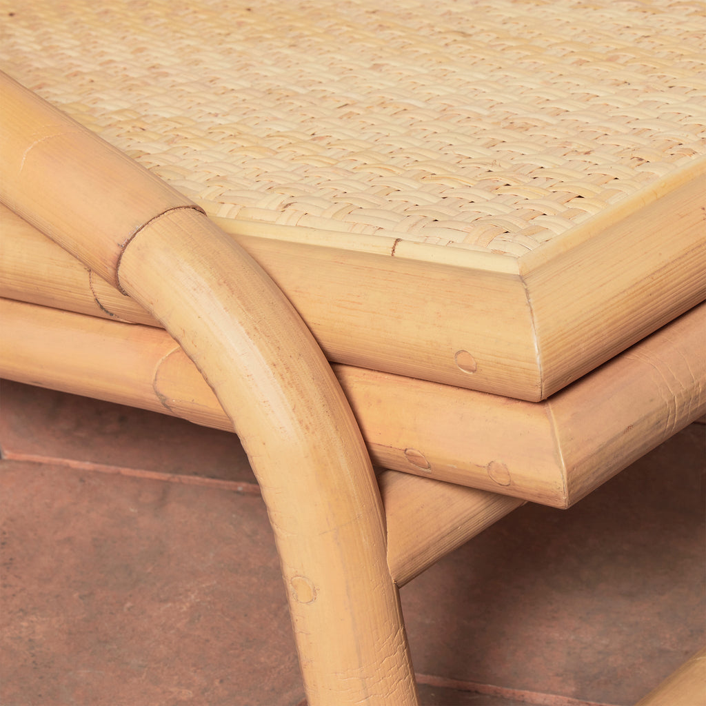 Chaise d'extérieur en rotin pliable récolté durablement, avec assise profonde et dossier arqué, pour patio ou jardin