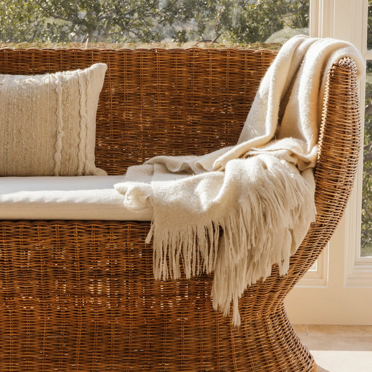 Causeuse en rotin et lin belge d'inspiration vintage, issue de sources durables, avec cadre tissé spectaculaire pour salon ou patio.