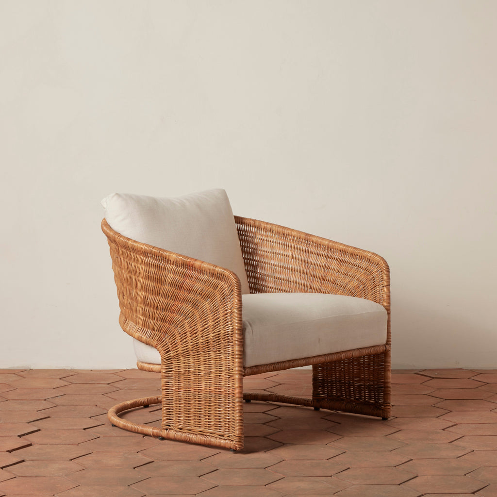 Fauteuil lounge en rotin et lin d'inspiration vintage, avec dossier incurvé, pour le salon
