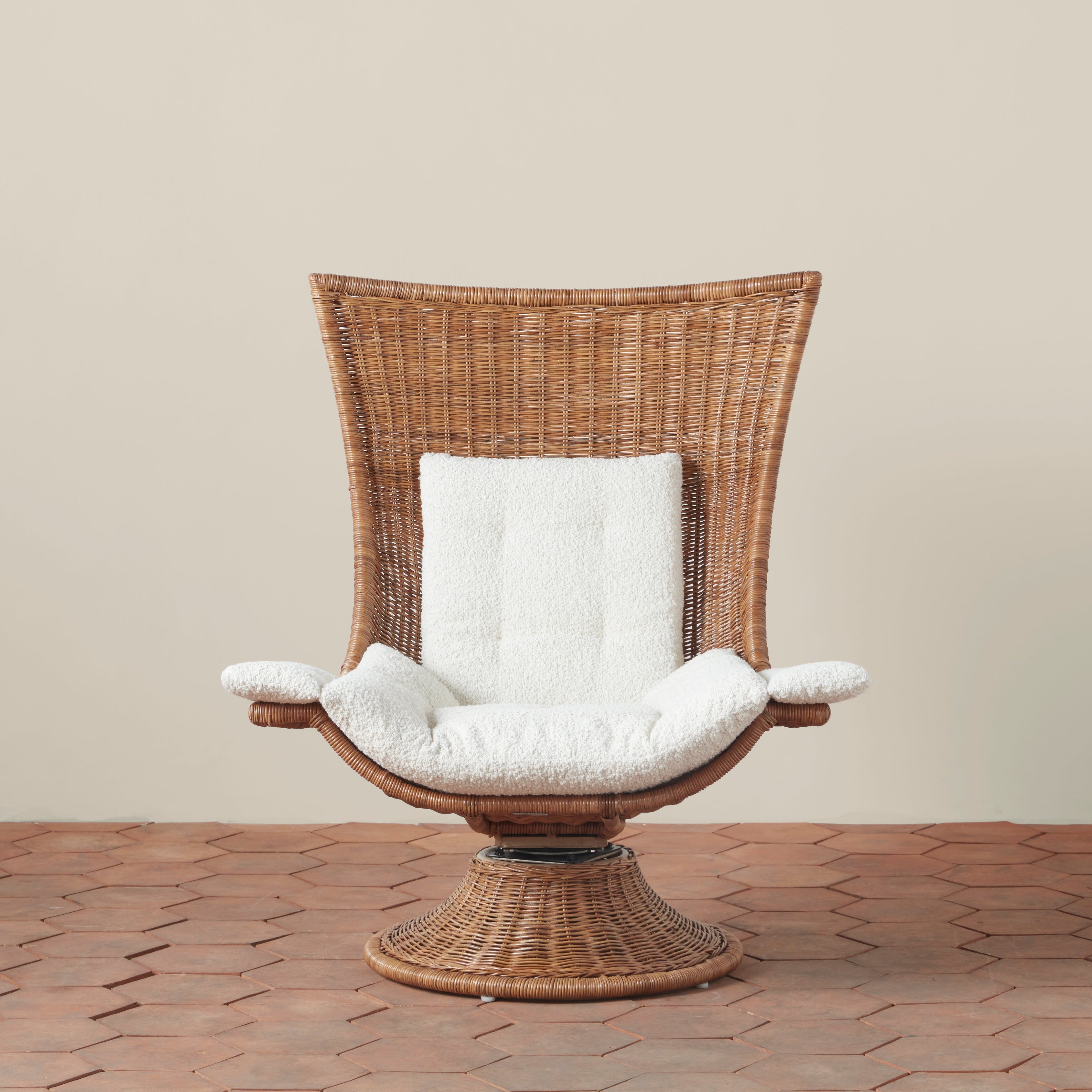 Fauteuil pivotant d'extérieur haut dossier en rotin indonés tressé et tissu bouclette, avec coussin recyclé pour patio