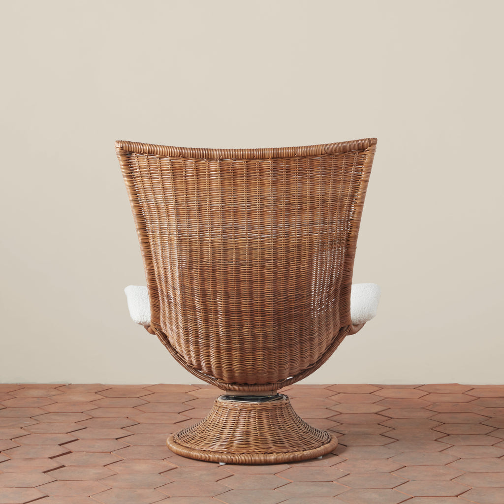 Fauteuil pivotant d'extérieur haut dossier en rotin indonés tressé et tissu bouclette, avec coussin recyclé pour patio