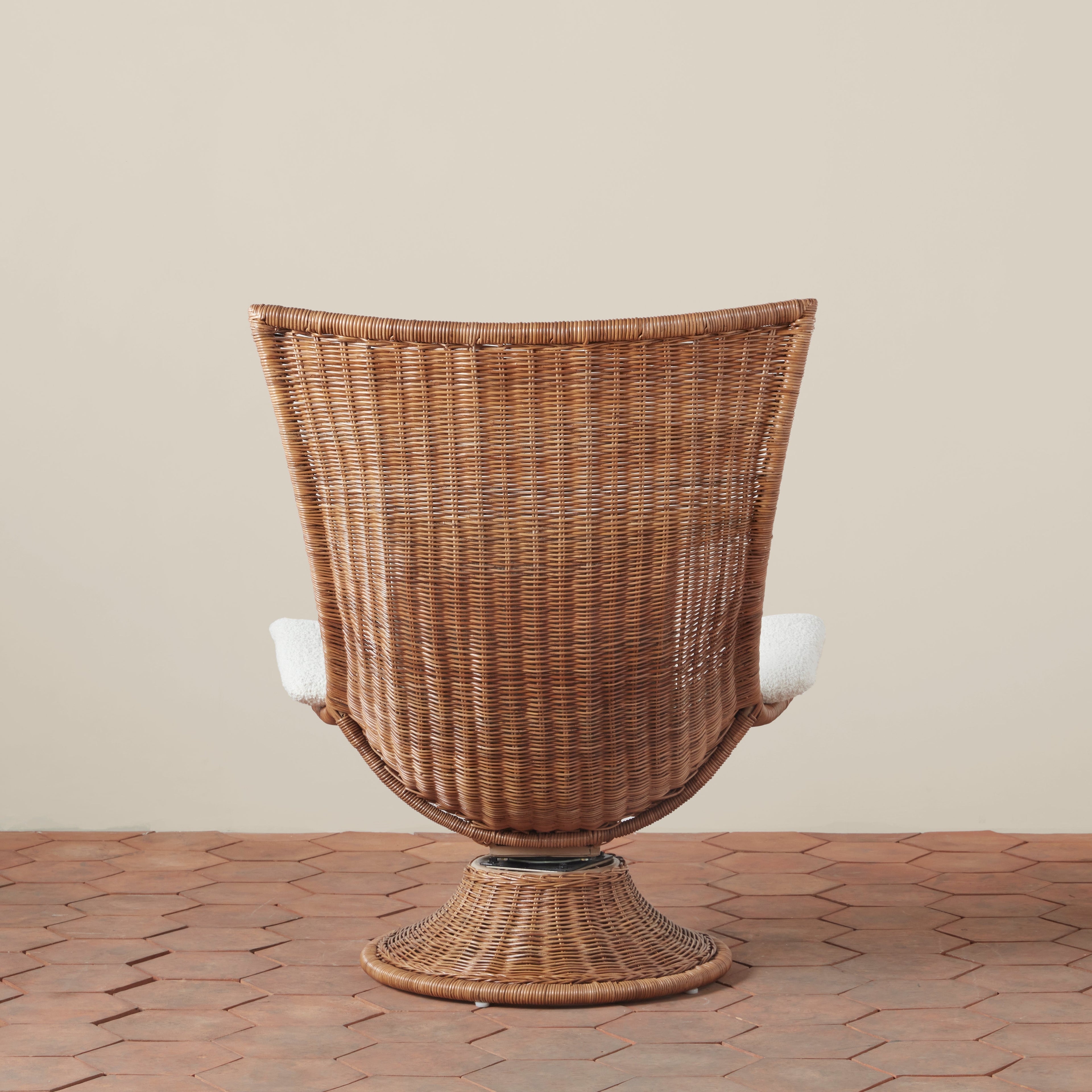 Fauteuil pivotant d'extérieur haut dossier en rotin indonés tressé et tissu bouclette, avec coussin recyclé pour patio