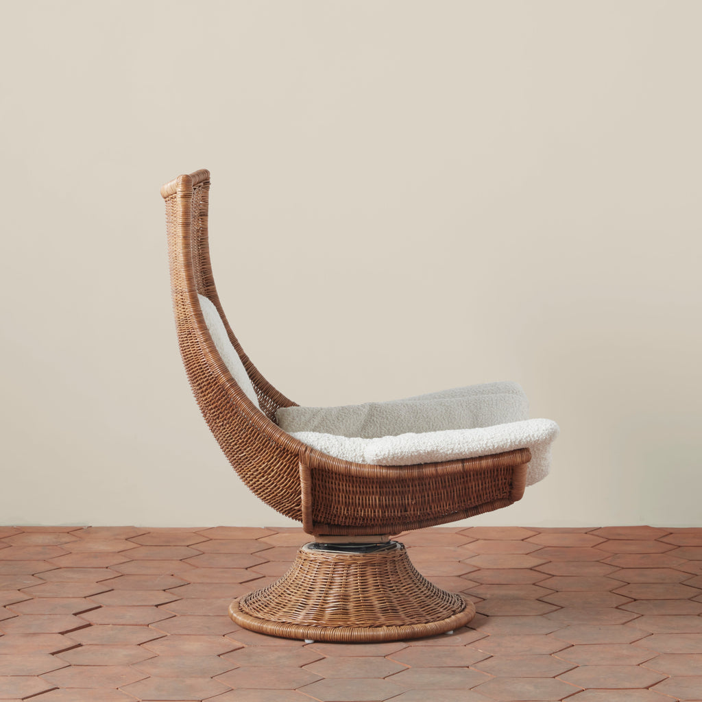 Fauteuil pivotant d'extérieur haut dossier en rotin indonés tressé et tissu bouclette, avec coussin recyclé pour patio
