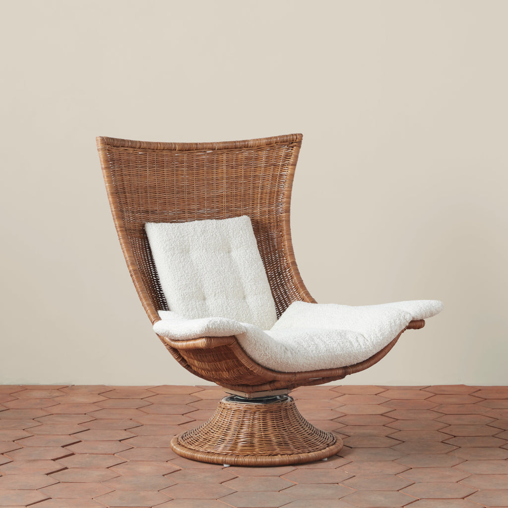 Fauteuil pivotant d'extérieur haut dossier en rotin indonés tressé et tissu bouclette, avec coussin recyclé pour patio