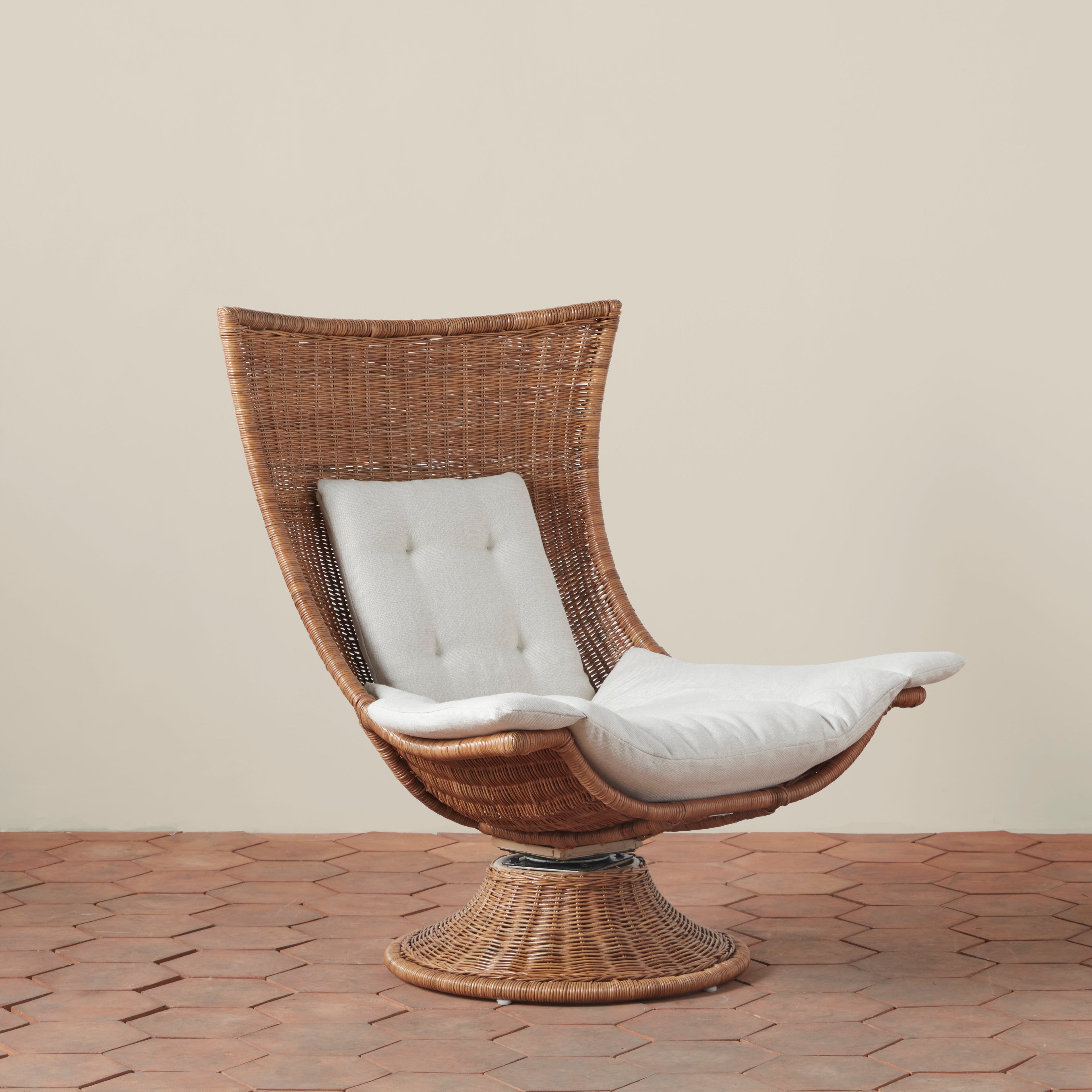 Fauteuil pivotant d'extérieur haut dossier en rotin indonés tressé et tissu bouclette, avec coussin recyclé pour patio