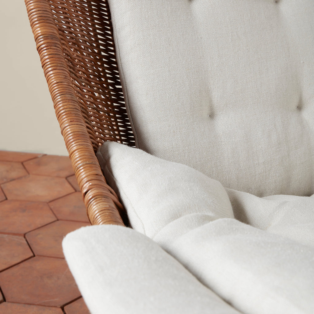 Fauteuil pivotant d'extérieur haut dossier en rotin indonés tressé et tissu bouclette, avec coussin recyclé pour patio