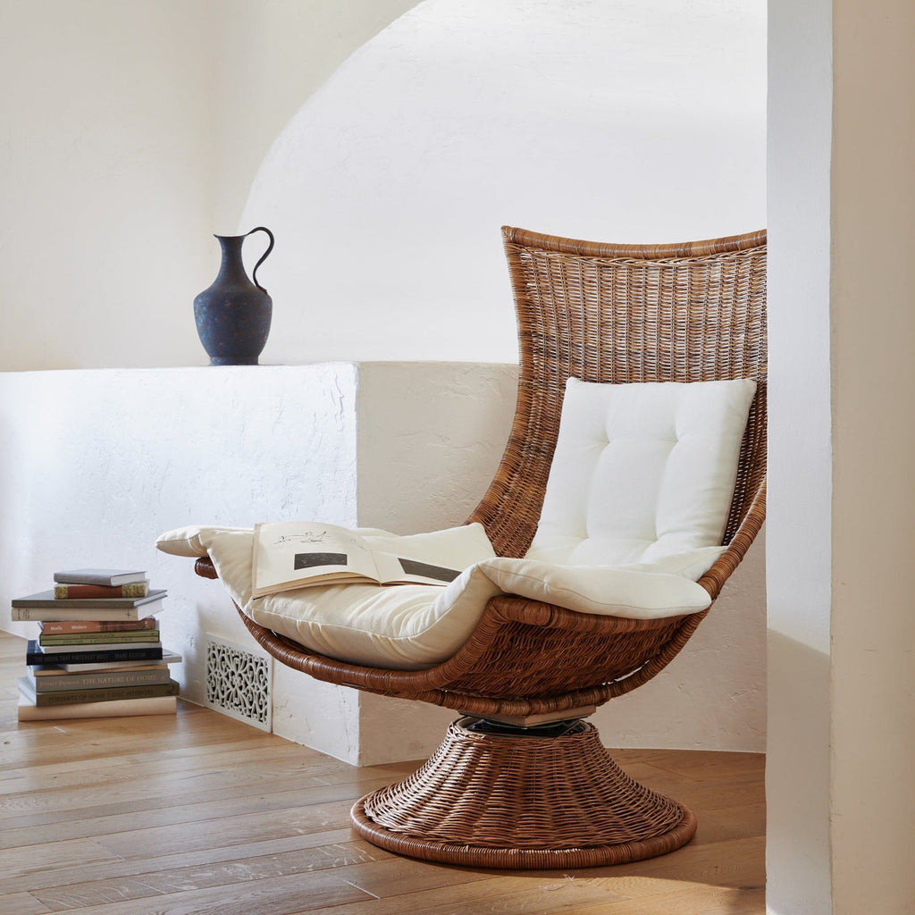 Fauteuil pivotant d'extérieur haut dossier en rotin indonés tressé et tissu bouclette, avec coussin recyclé pour patio