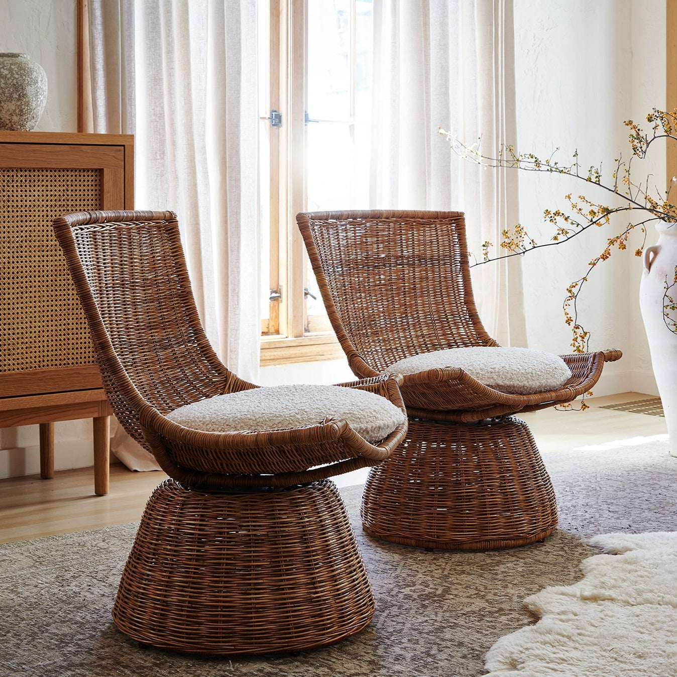 Fauteuil pivotant de petite taille, style Mid-Century Modern, en rotin et lin, idéal pour une chambre ou un bureau