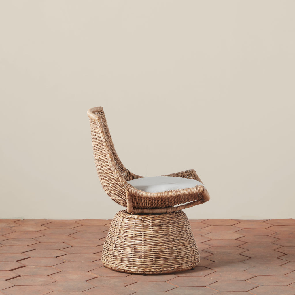 Fauteuil pivotant de petite taille, style Mid-Century Modern, en rotin et lin, idéal pour une chambre ou un bureau