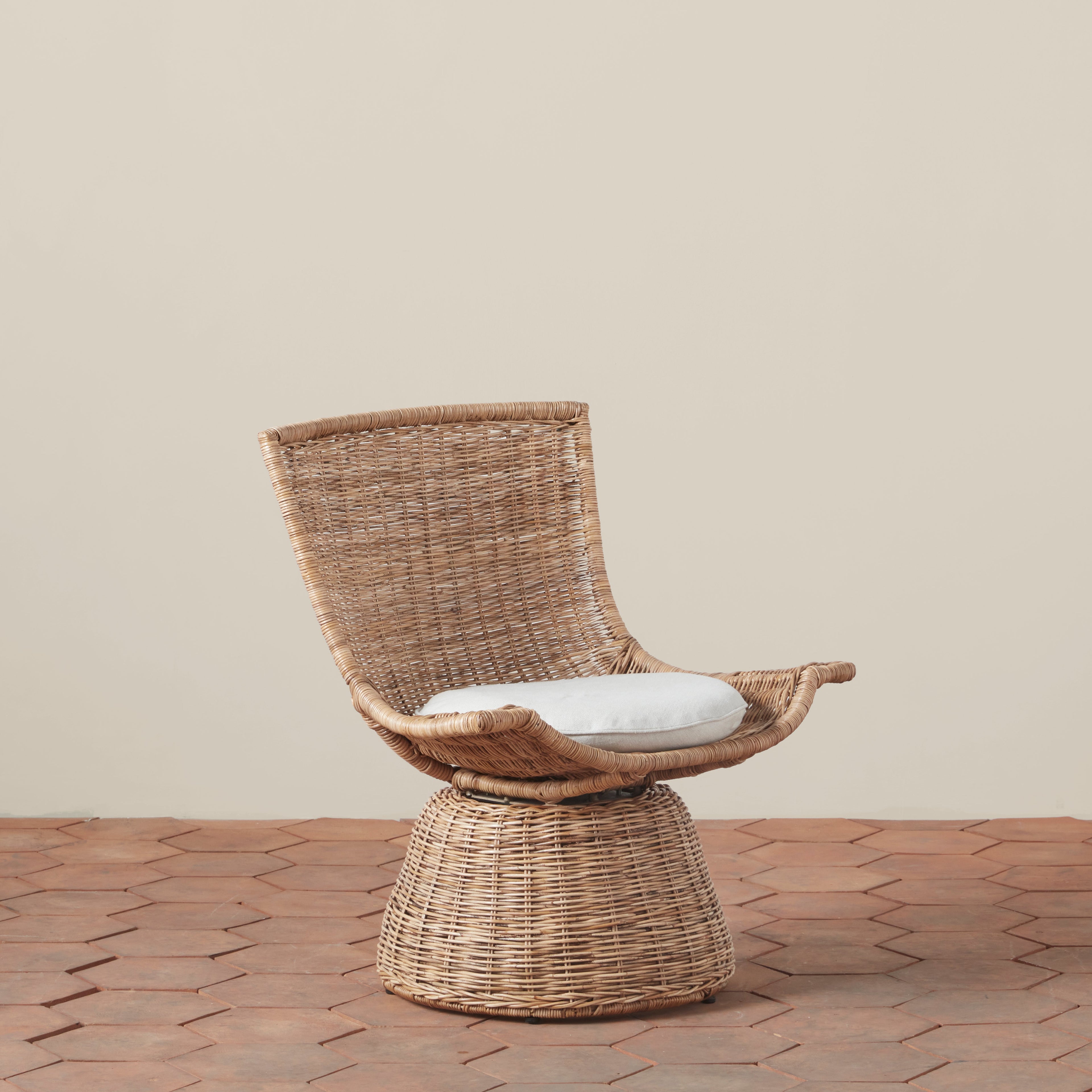 Fauteuil pivotant de petite taille, style Mid-Century Modern, en rotin et lin, idéal pour une chambre ou un bureau