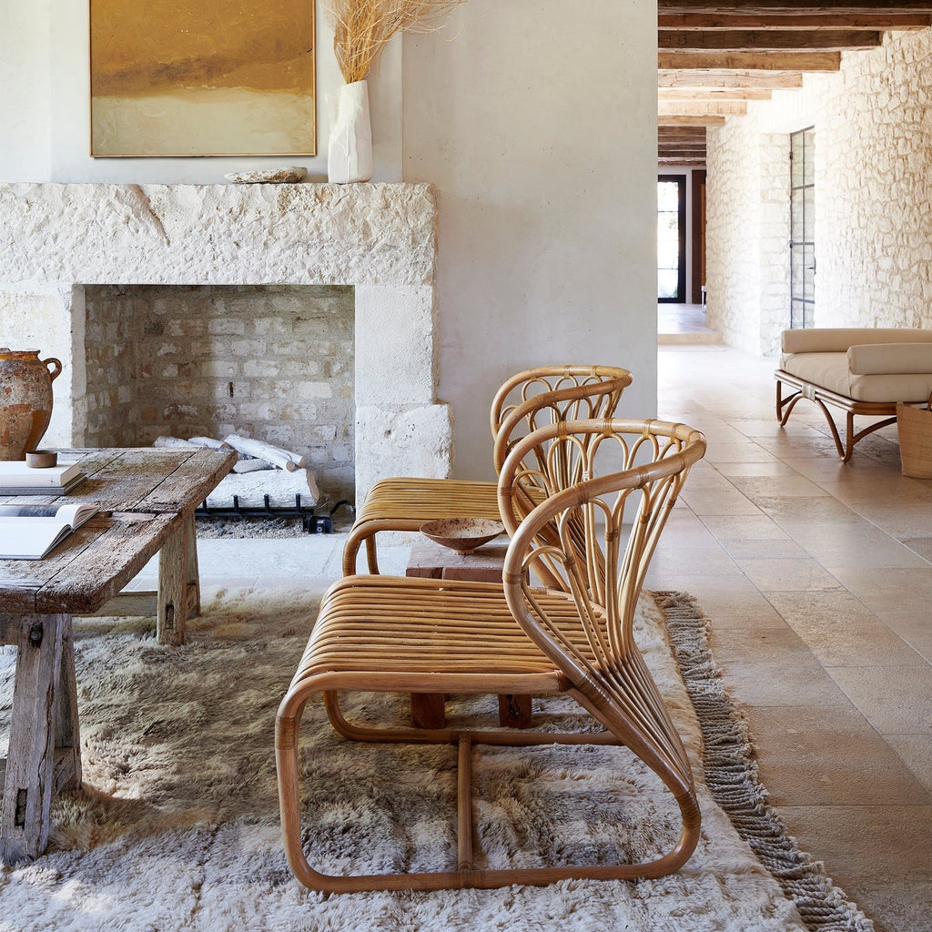 Fauteuil de jardin bas fait main en rotin indonésien et lin belge avec des accents en cuir brut pour terrasse ou jardin