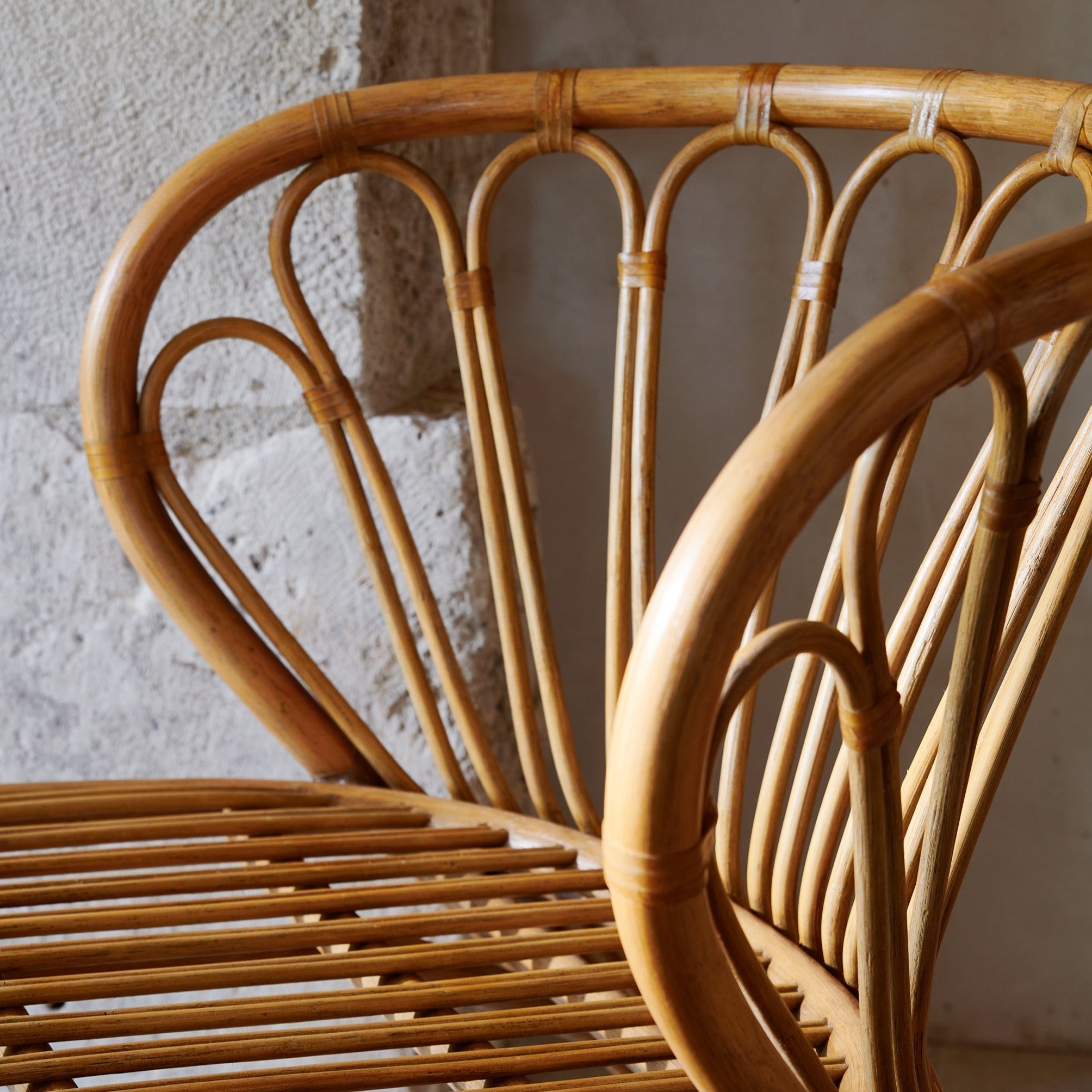 Fauteuil de jardin bas fait main en rotin indonésien et lin belge avec des accents en cuir brut pour terrasse ou jardin