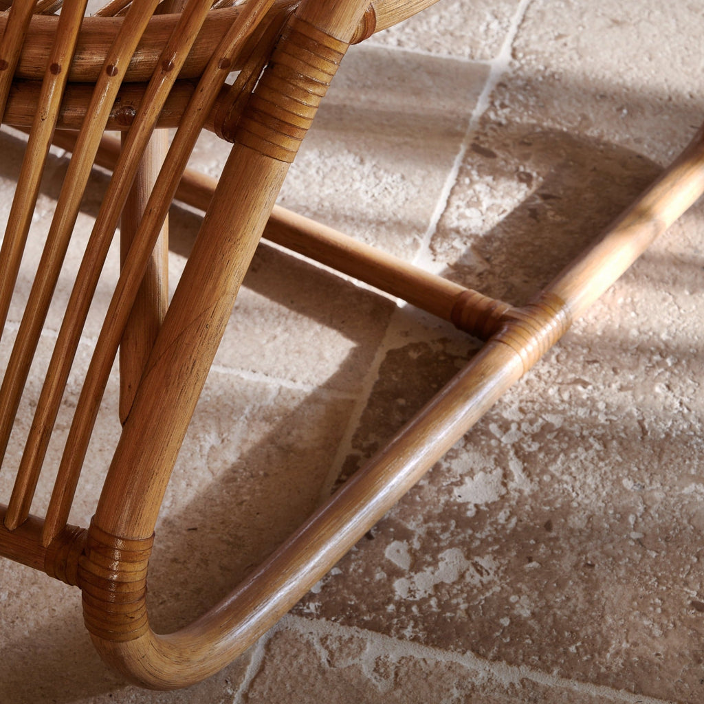 Fauteuil de jardin bas fait main en rotin indonésien et lin belge avec des accents en cuir brut pour terrasse ou jardin