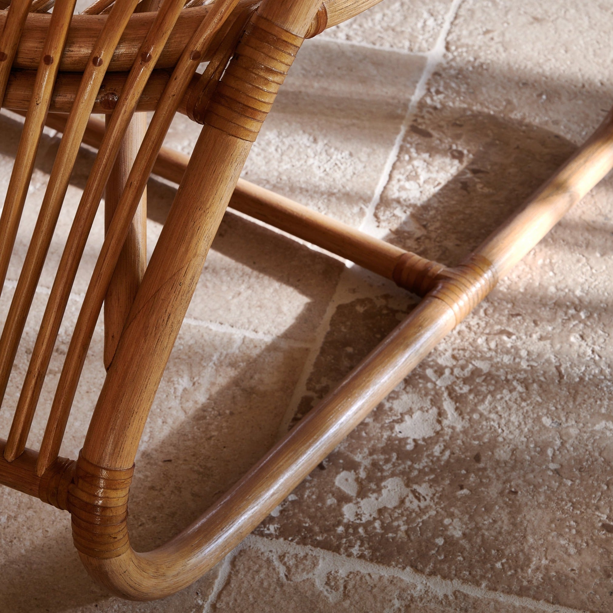 Fauteuil de jardin bas fait main en rotin indonésien et lin belge avec des accents en cuir brut pour terrasse ou jardin