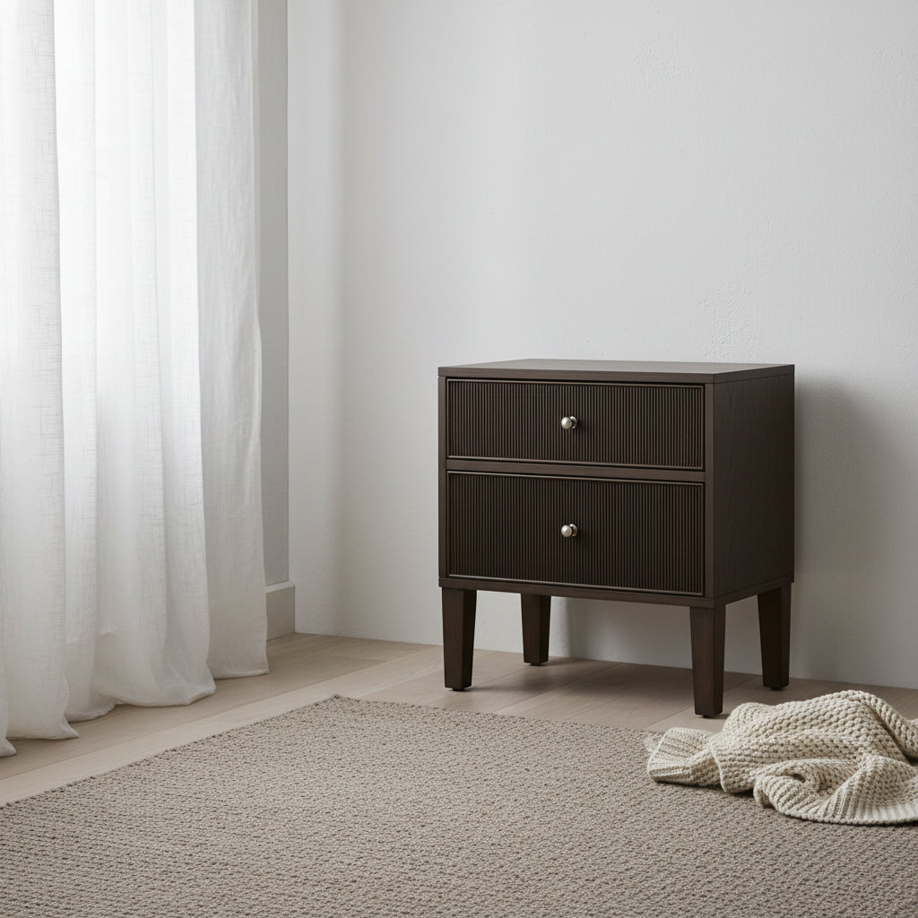 Table de chevet transitionnelle en chêne massif à 2 tiroirs avec façades cannelées et poignées en laiton poli pour chambre à coucher
