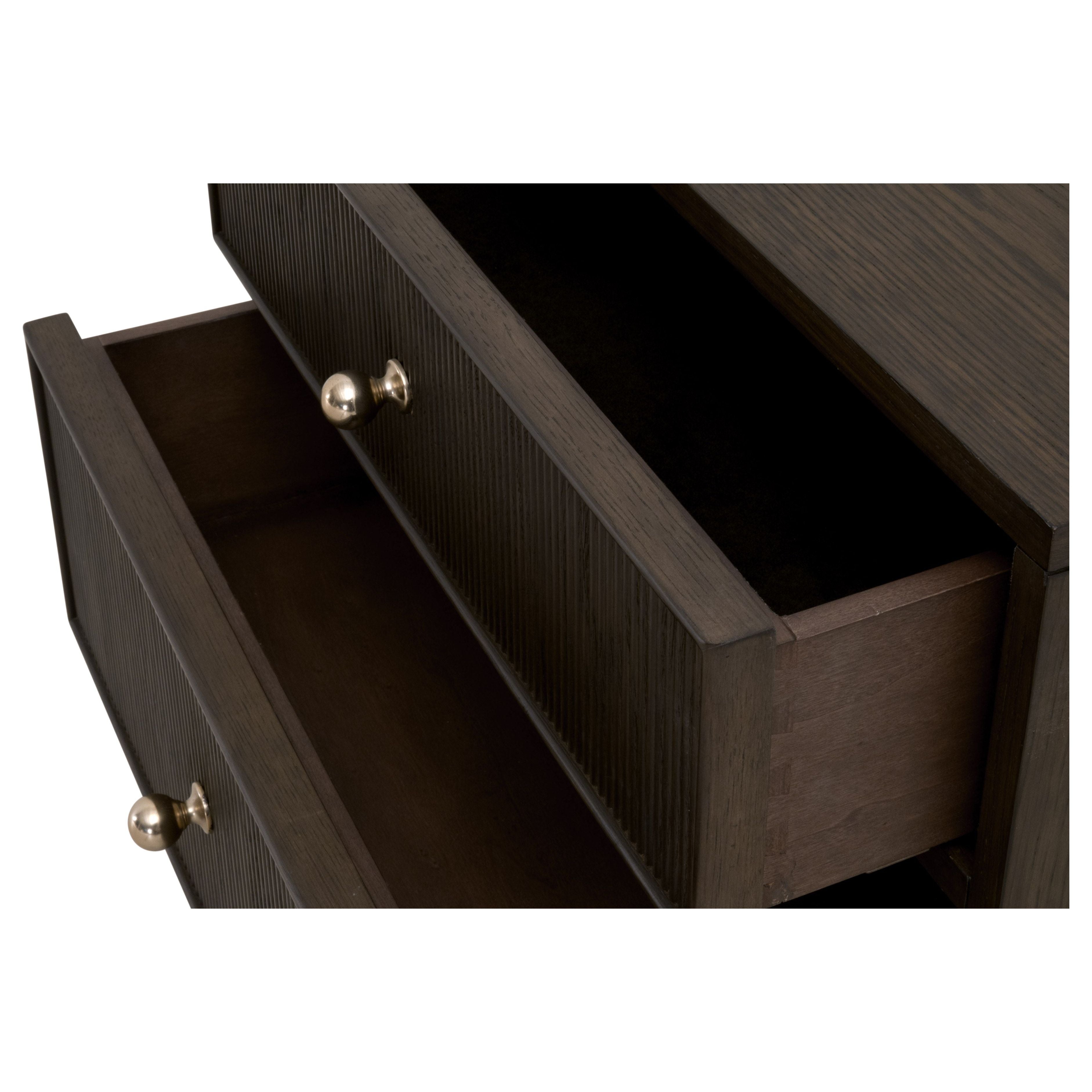 Table de chevet transitionnelle en chêne massif à 2 tiroirs avec façades cannelées et poignées en laiton poli pour chambre à coucher