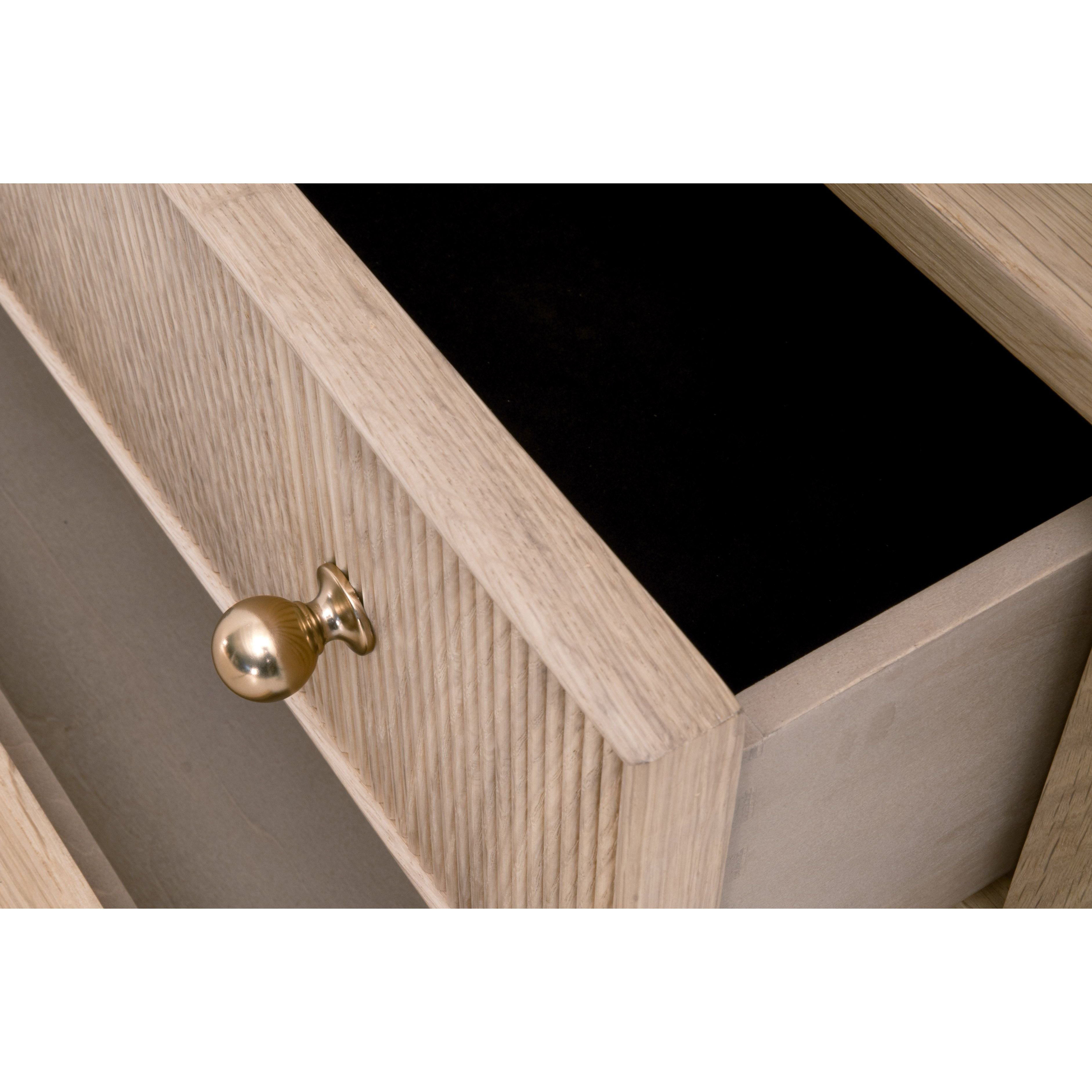 Table de chevet transitionnelle en chêne massif 2 tiroirs avec façades cannelées et étagère ouverte pour chambre à coucher