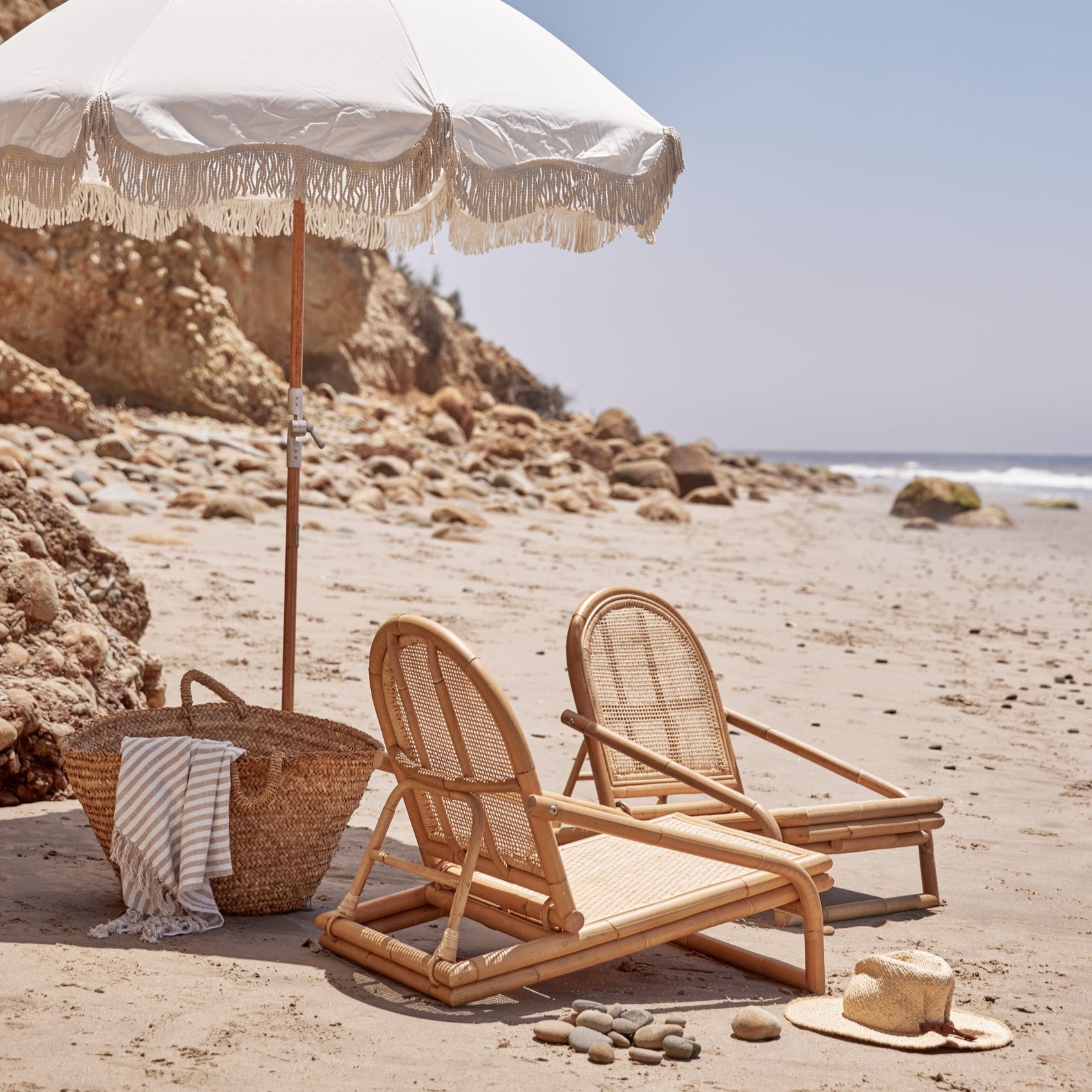 Chaise d'extérieur en rotin pliable récolté durablement, avec assise profonde et dossier arqué, pour patio ou jardin