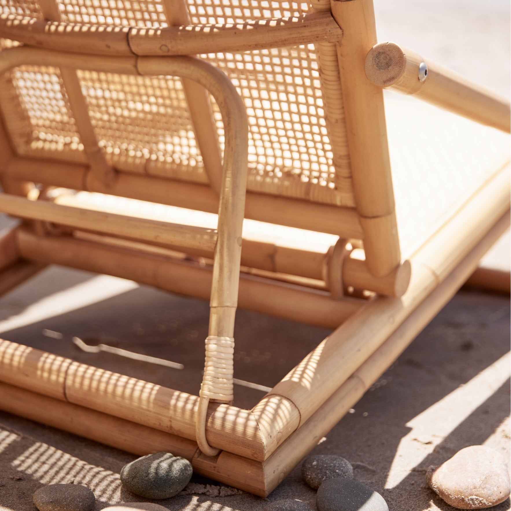 Chaise d'extérieur en rotin pliable récolté durablement, avec assise profonde et dossier arqué, pour patio ou jardin