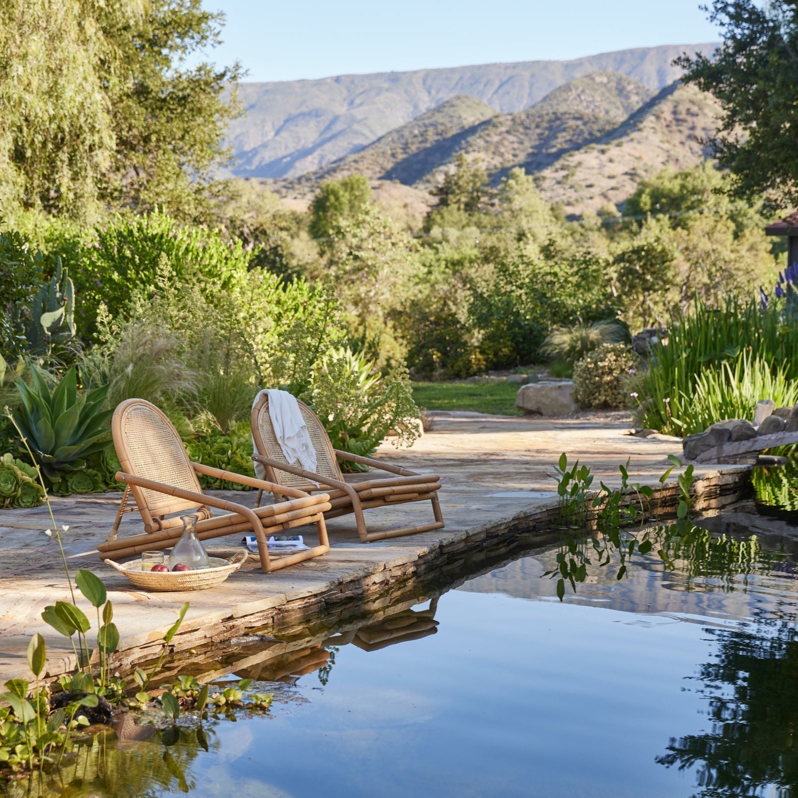 Chaise d'extérieur en rotin pliable récolté durablement, avec assise profonde et dossier arqué, pour patio ou jardin