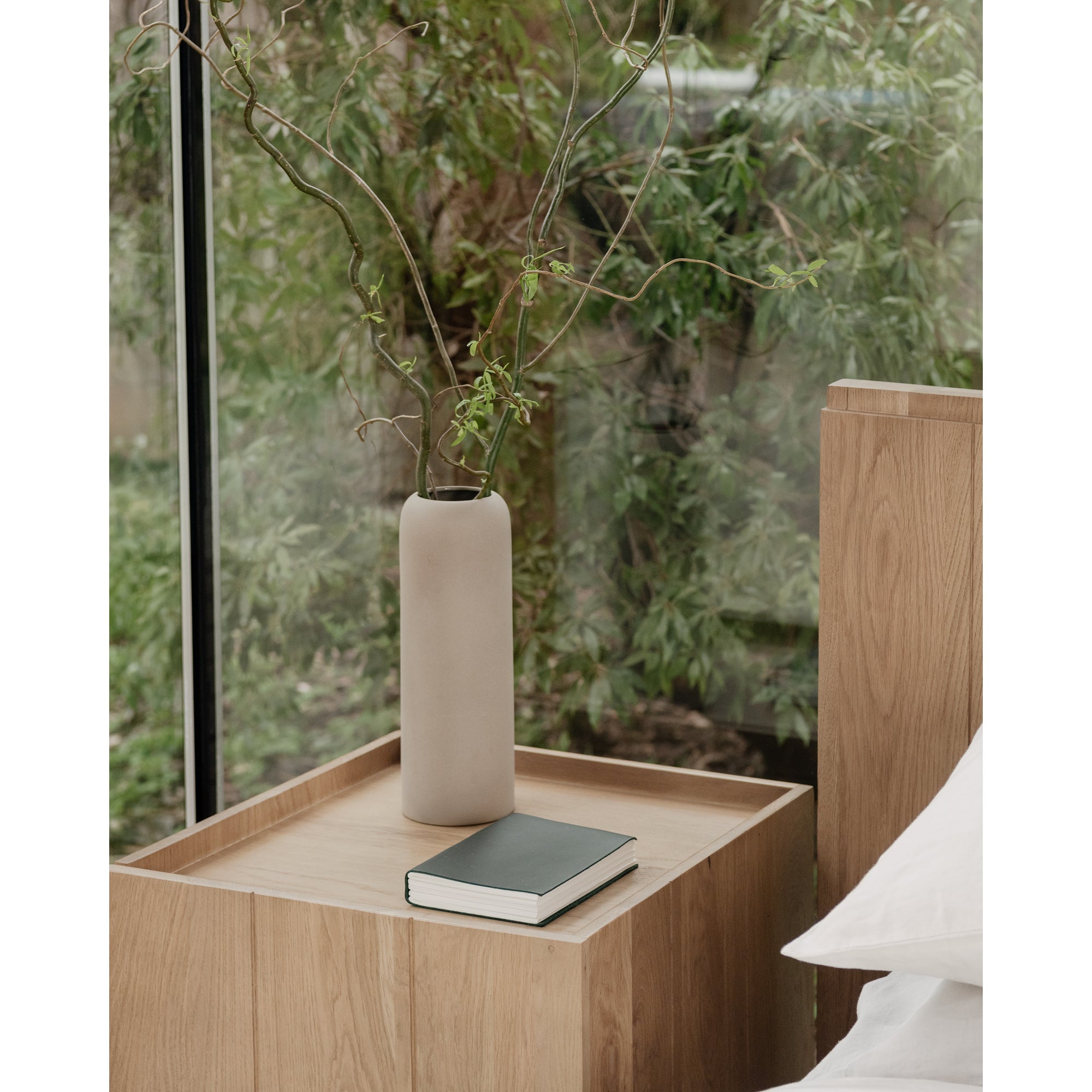 Table de chevet contemporaine en chêne massif avec meuble à porte unique magnétique pour chambre à coucher