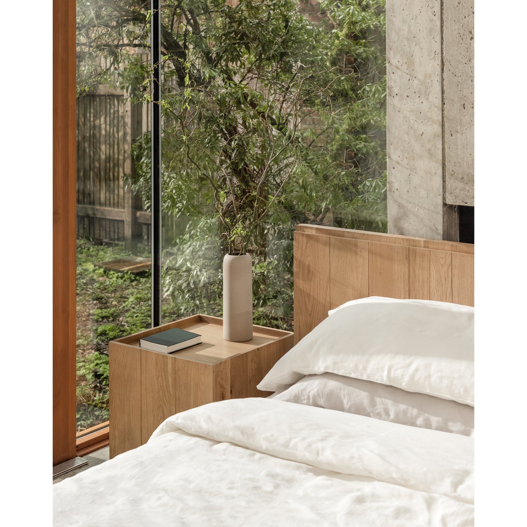 Table de chevet contemporaine en chêne massif avec meuble à porte unique magnétique pour chambre à coucher